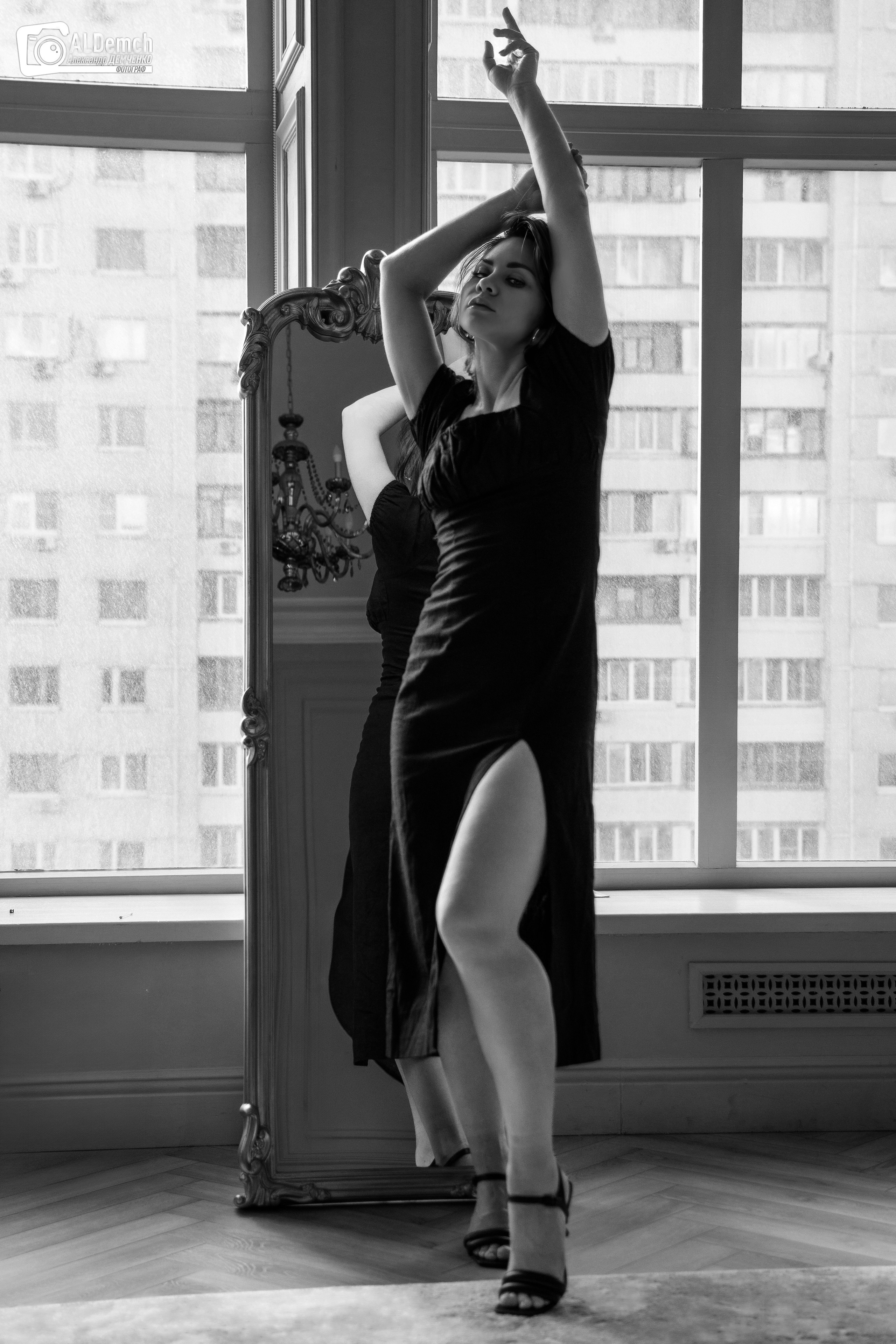 Фотосессия девушки в чёрном платье в фотостудии в Москве