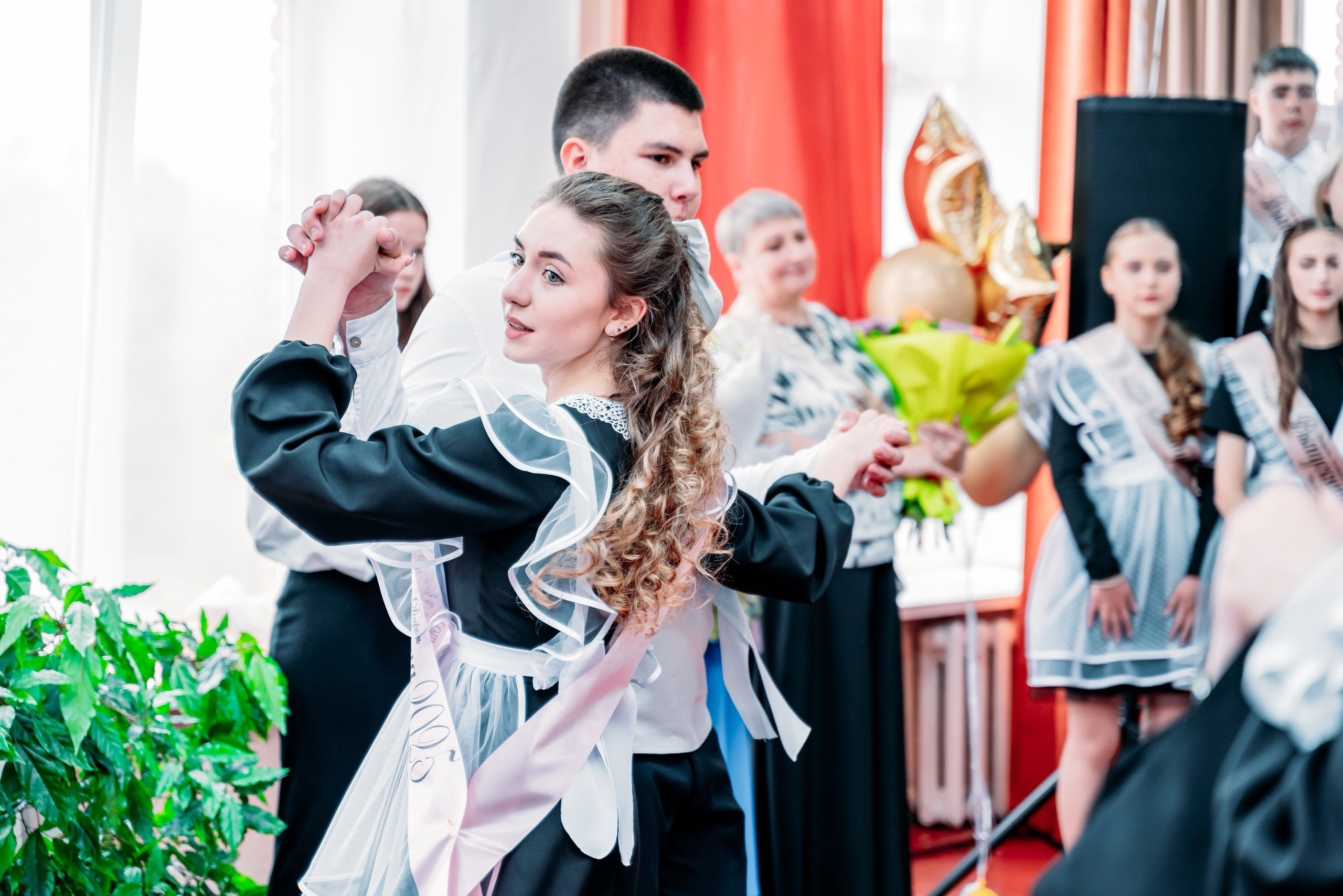 Последний звонок 2025 школа 25. Фотограф Алёна Царькова. Киселевск