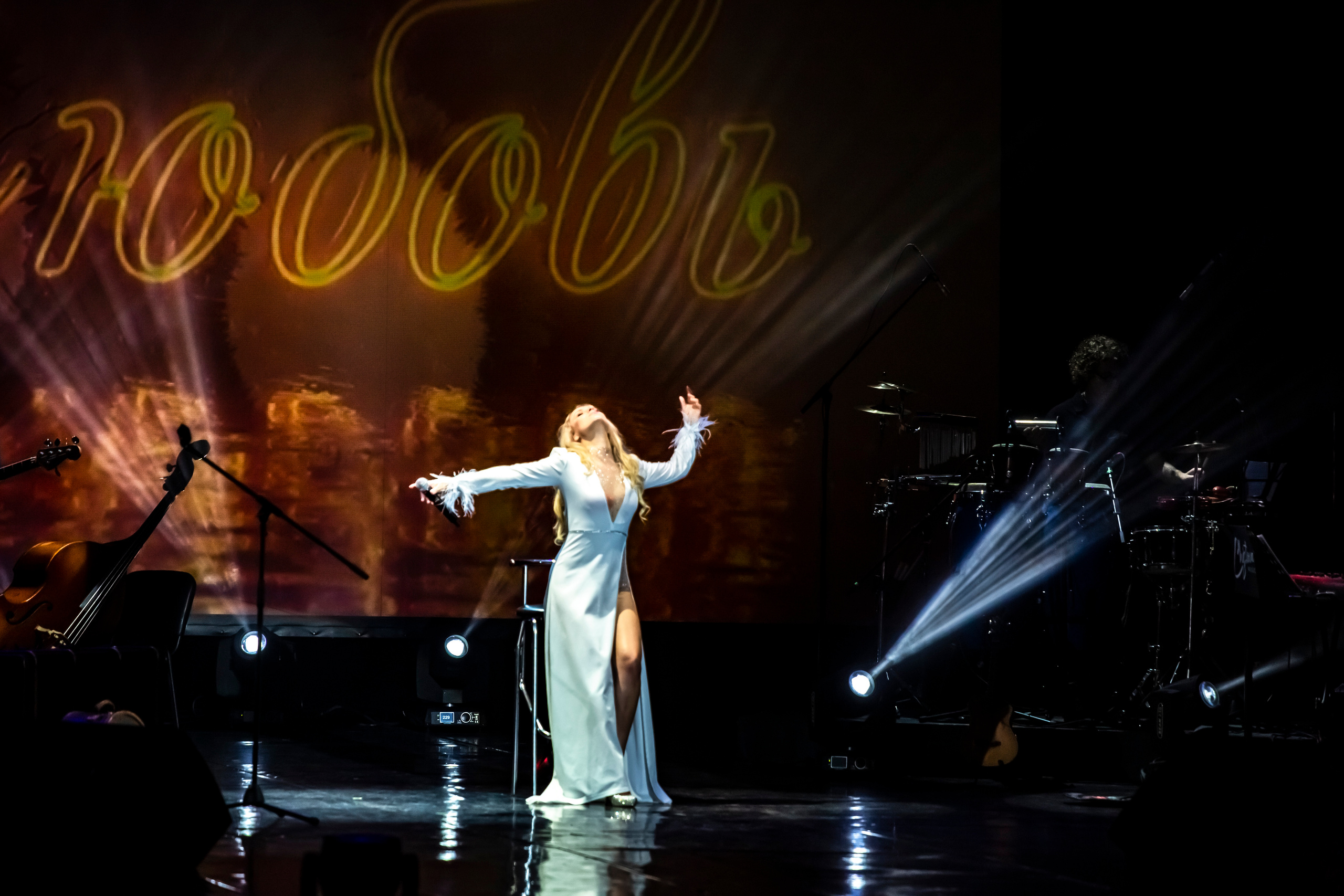 Премьера концерт — перфоманс «Мне нужна любовь» Катя Чистова. Фотограф в Сочи Юрий Шептаев