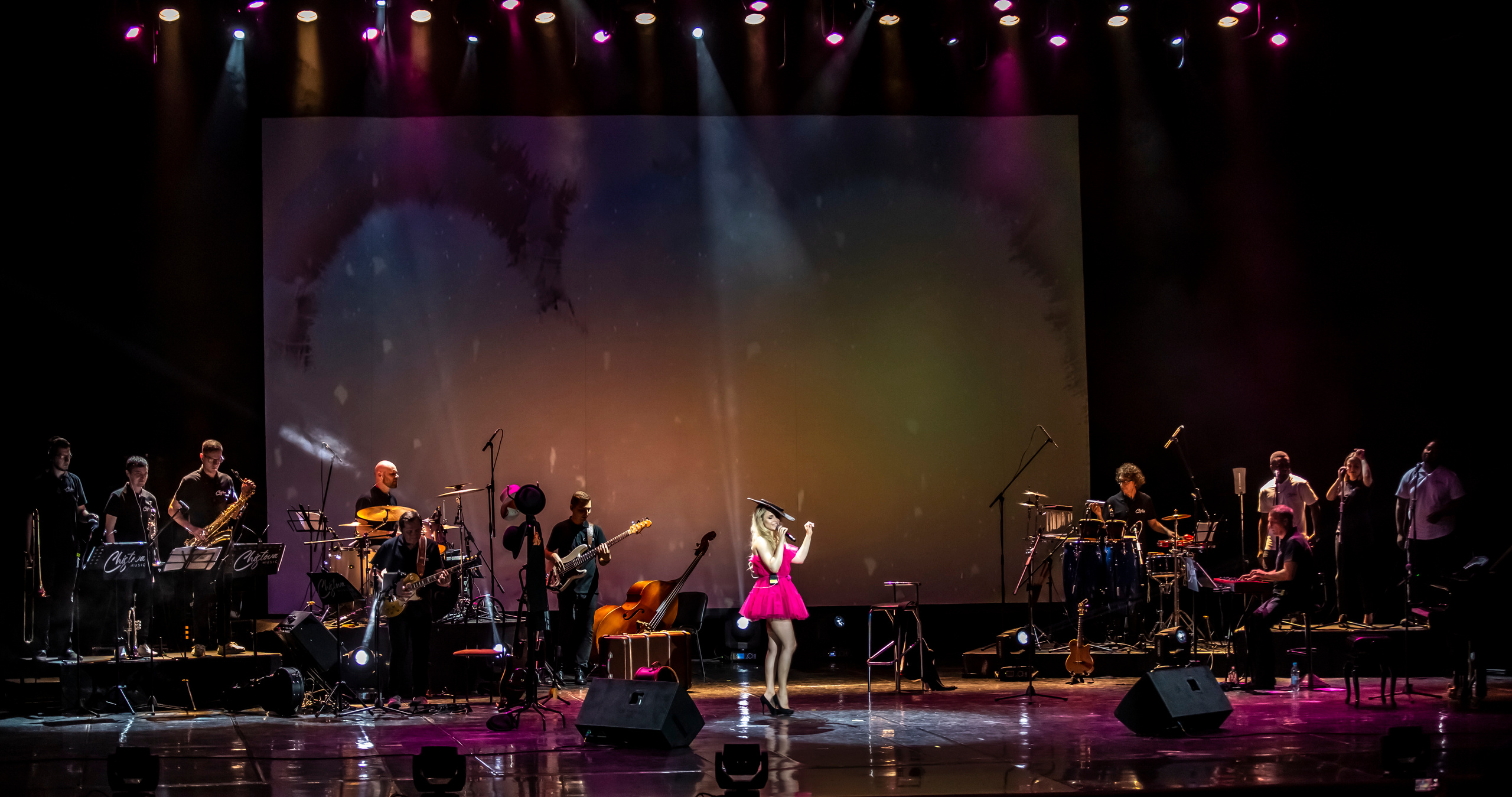 Премьера концерт — перфоманс «Мне нужна любовь» Катя Чистова. Фотограф в Сочи Юрий Шептаев