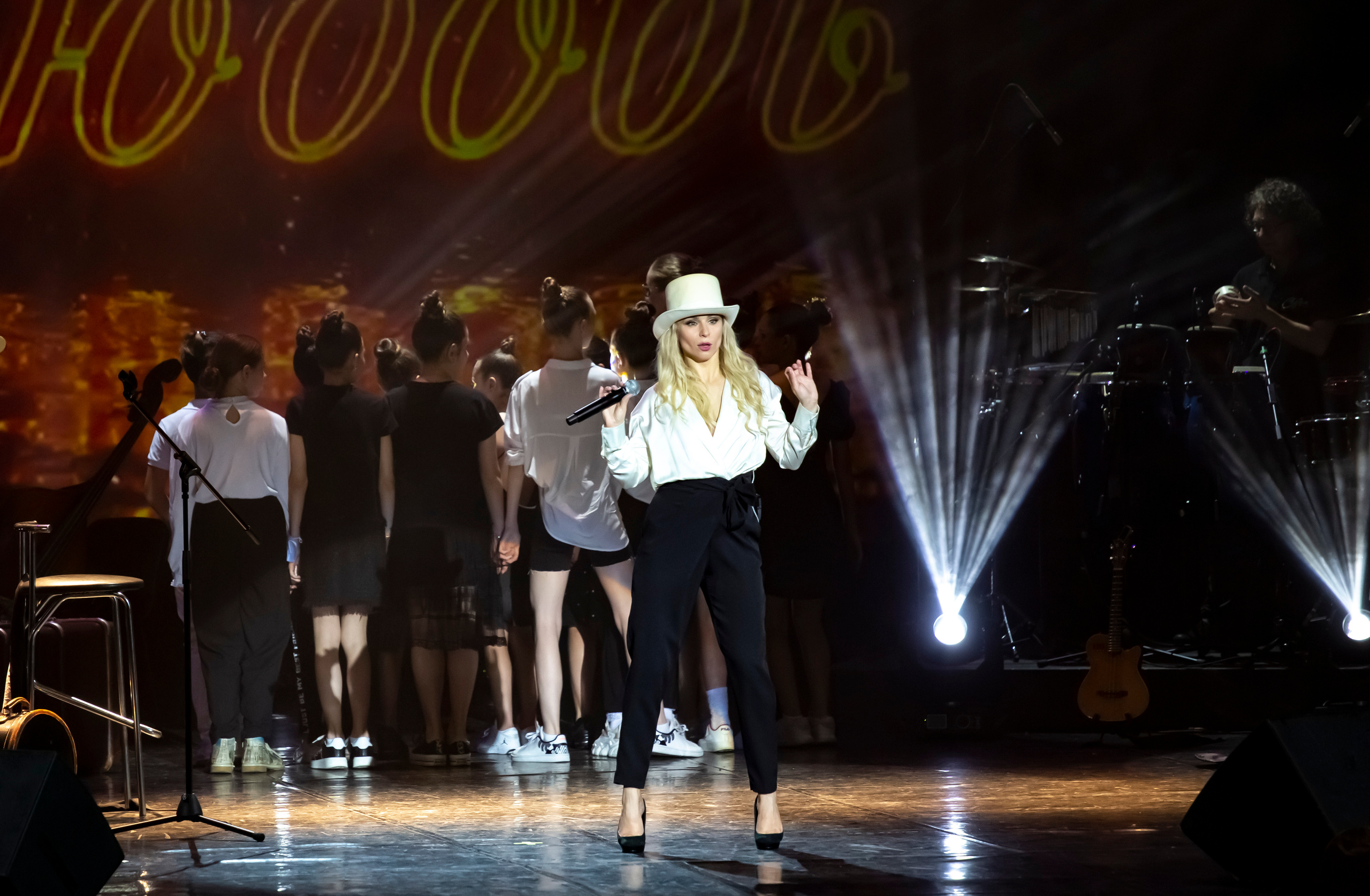 Премьера концерт — перфоманс «Мне нужна любовь» Катя Чистова. Фотограф в Сочи Юрий Шептаев