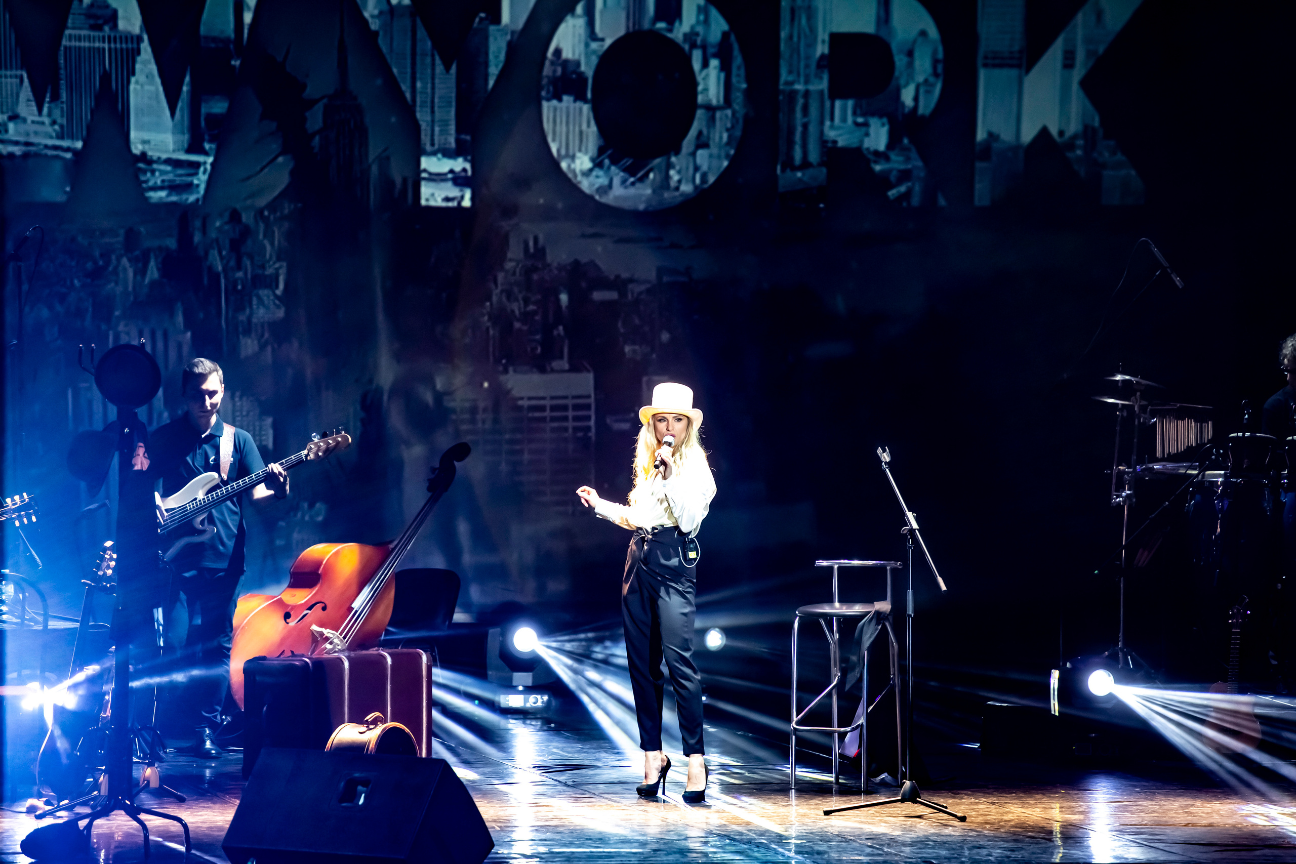 Премьера концерт — перфоманс «Мне нужна любовь» Катя Чистова. Фотограф в Сочи Юрий Шептаев