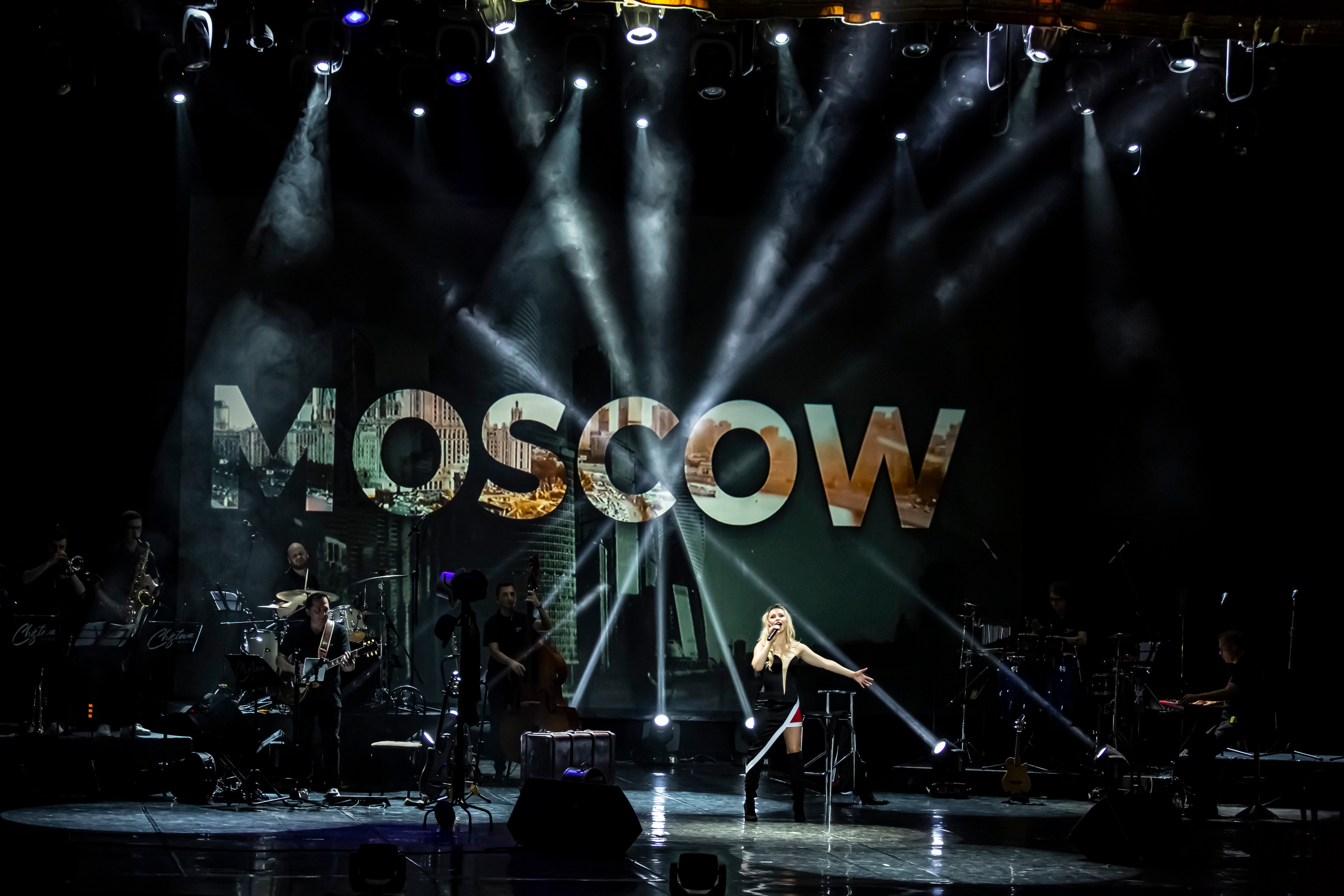 Премьера концерт — перфоманс «Мне нужна любовь» Катя Чистова. Фотограф в Сочи Юрий Шептаев