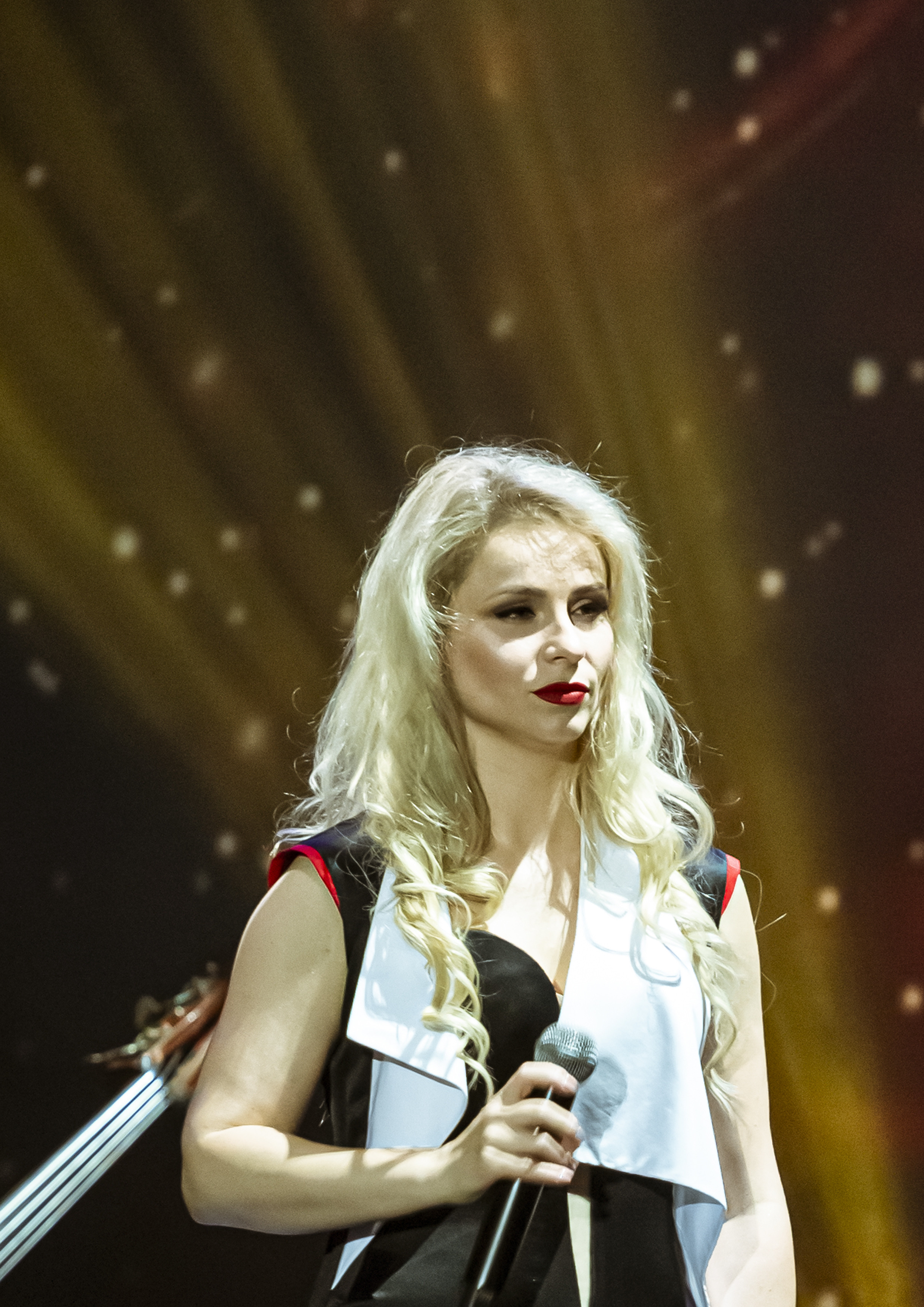 Премьера концерт — перфоманс «Мне нужна любовь» Катя Чистова. Фотограф в Сочи Юрий Шептаев