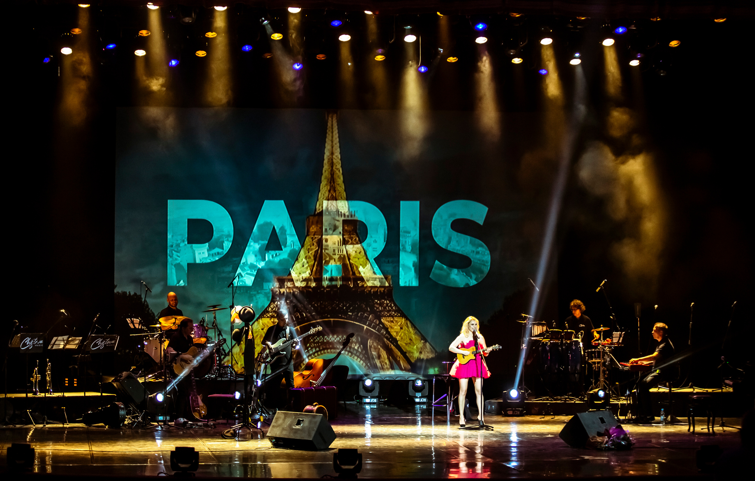 Премьера концерт — перфоманс «Мне нужна любовь» Катя Чистова. Фотограф в Сочи Юрий Шептаев