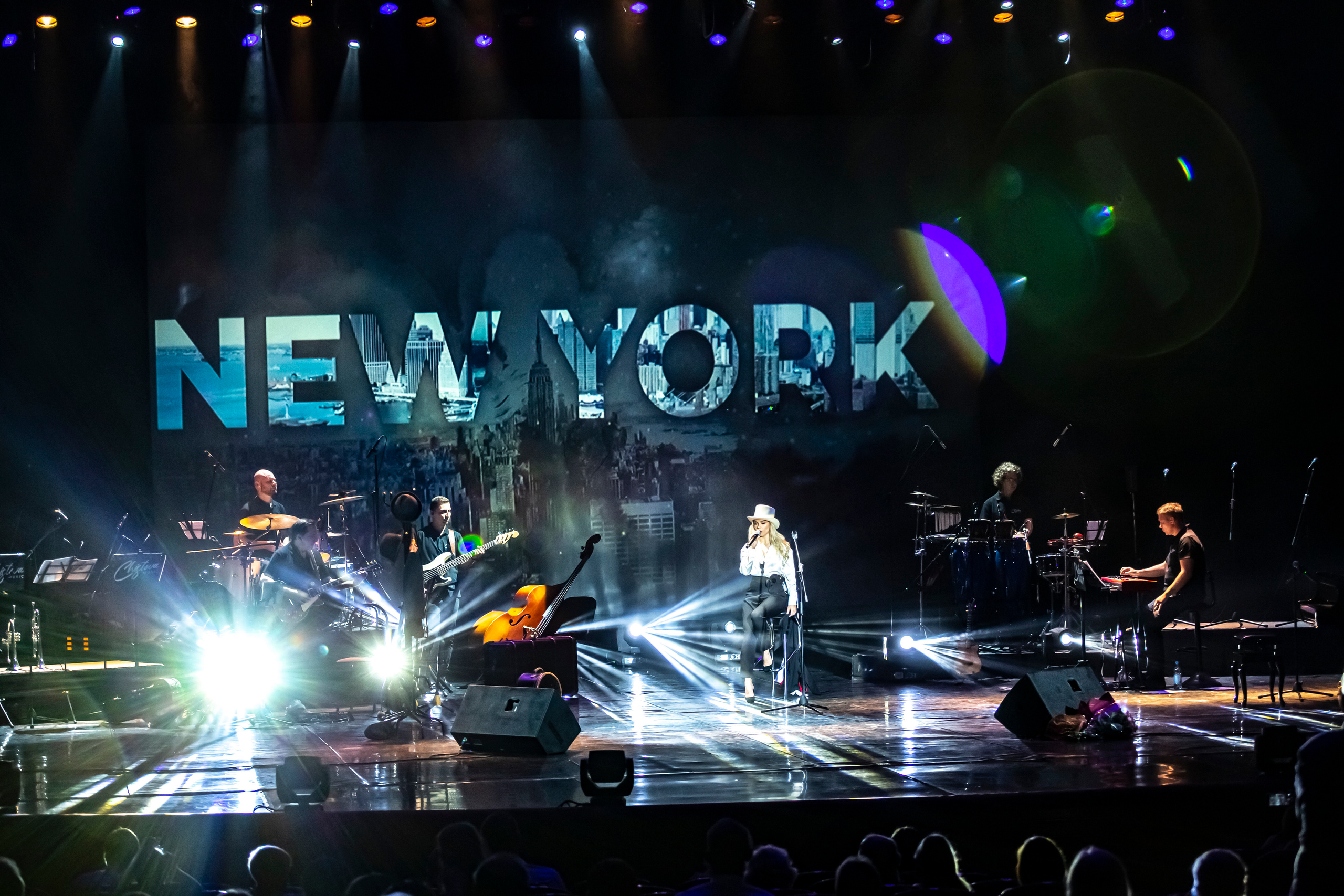 Премьера концерт — перфоманс «Мне нужна любовь» Катя Чистова. Фотограф в Сочи Юрий Шептаев