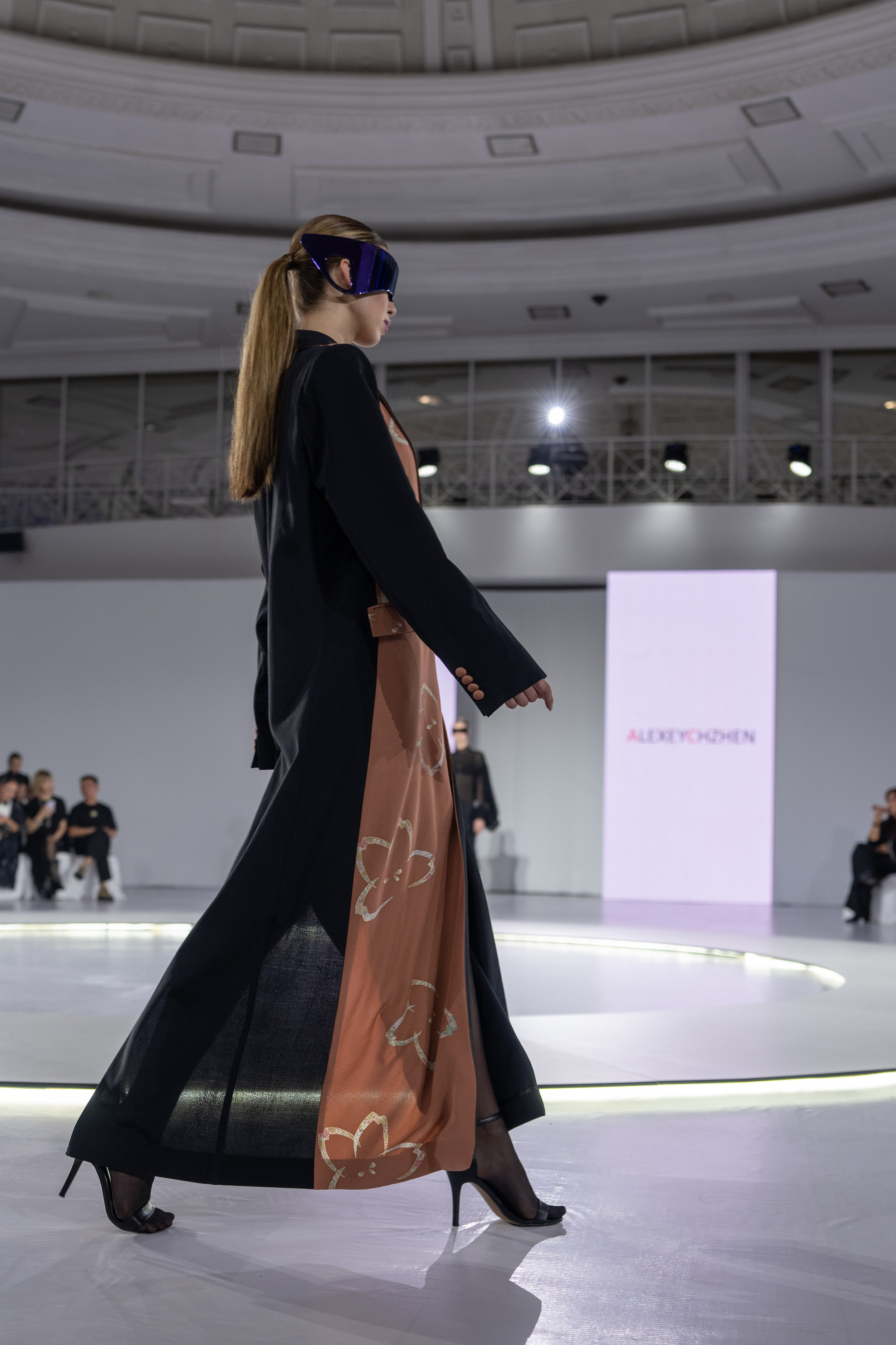 Дизайнер Alexey Czhen. Сайт Алматинского НЮ АРТ, будуар и фэшн фотографа Дениса Карпенко