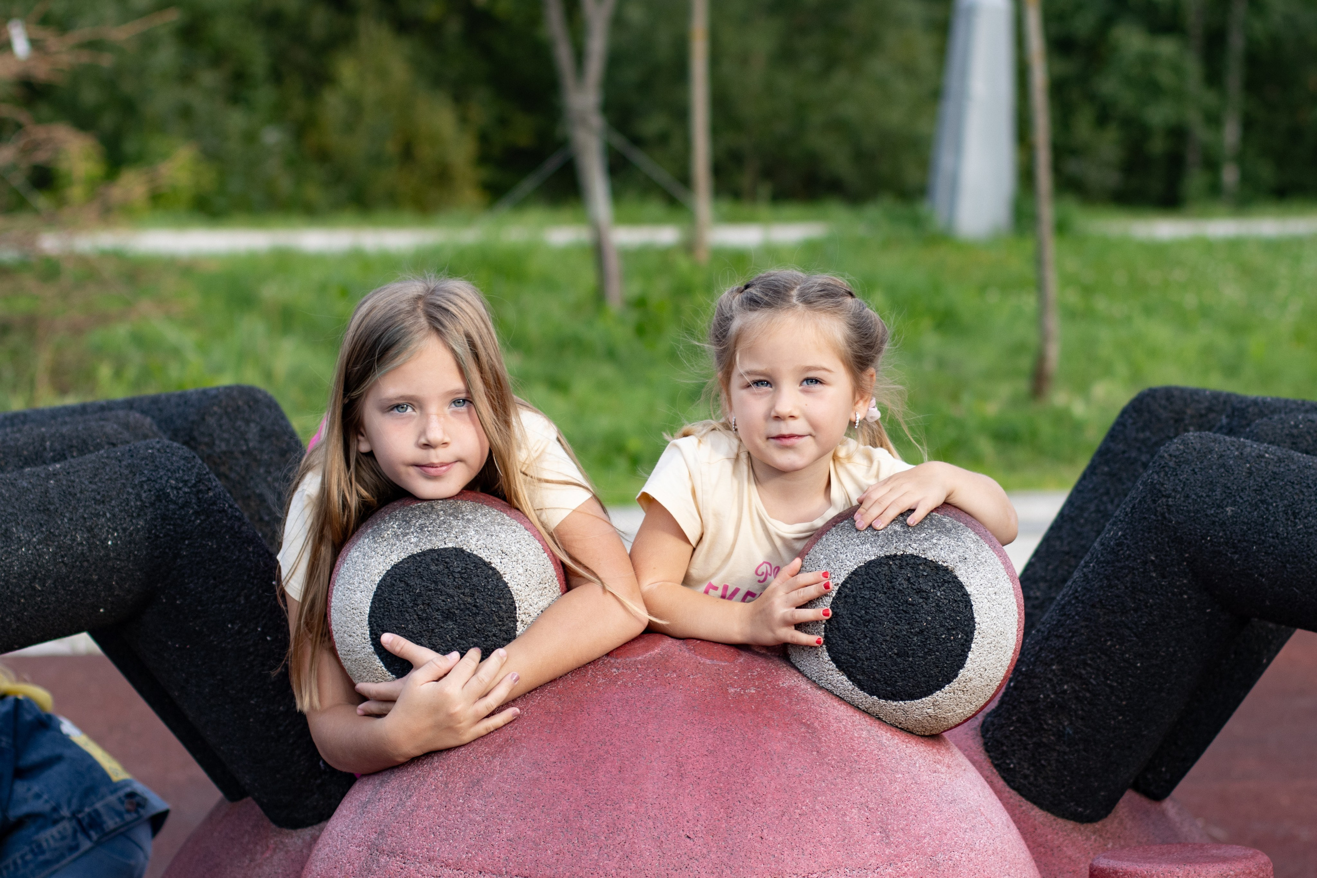 Две сестрички в парке. Главная