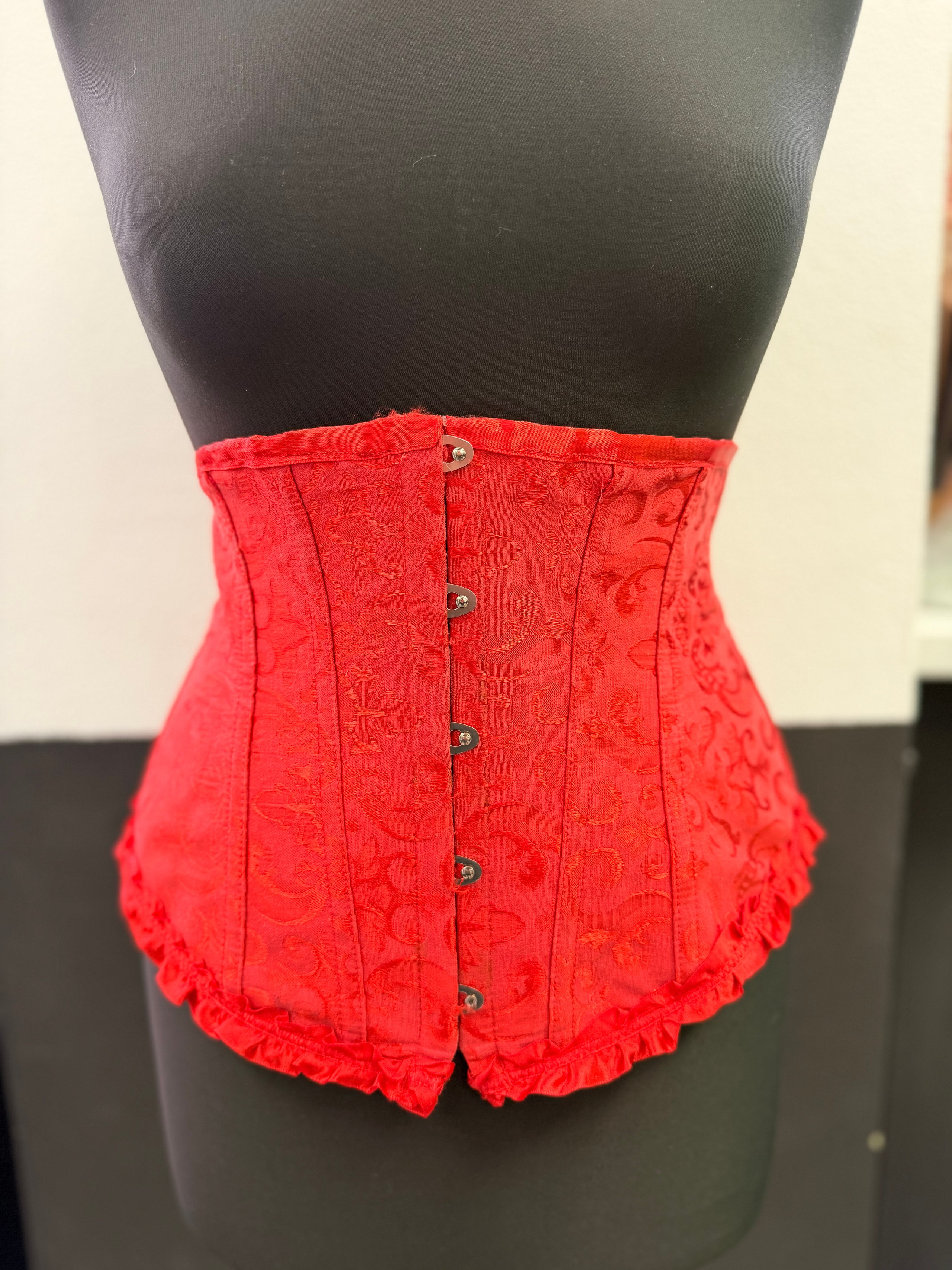 Корсеты в аренду. Аренда костюмов, платьев и реквизита для фотосессий на Камчатке