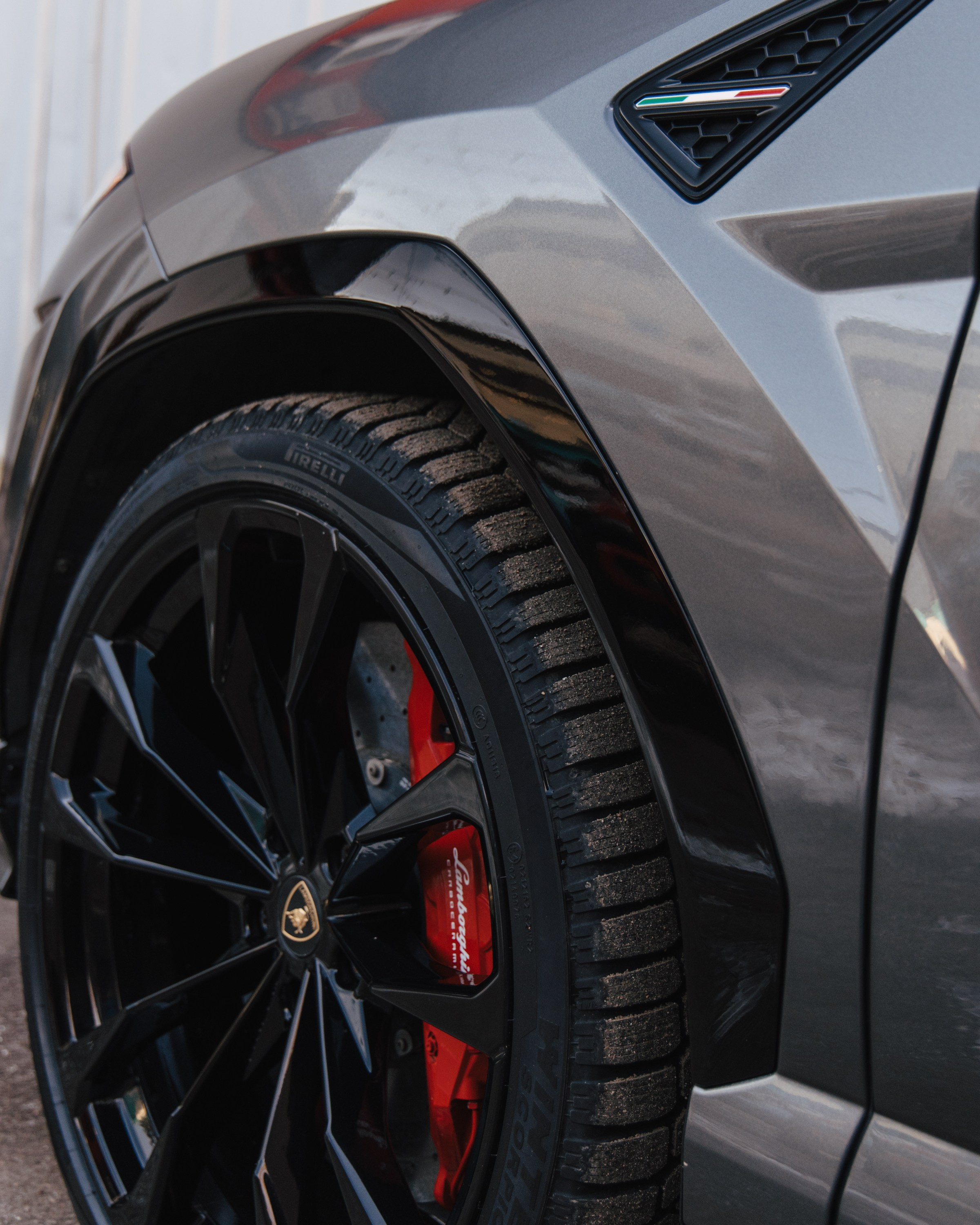 Lamborghini Urus перешив поврежденных элементов салона, окрас капота и деталей. DeLorein