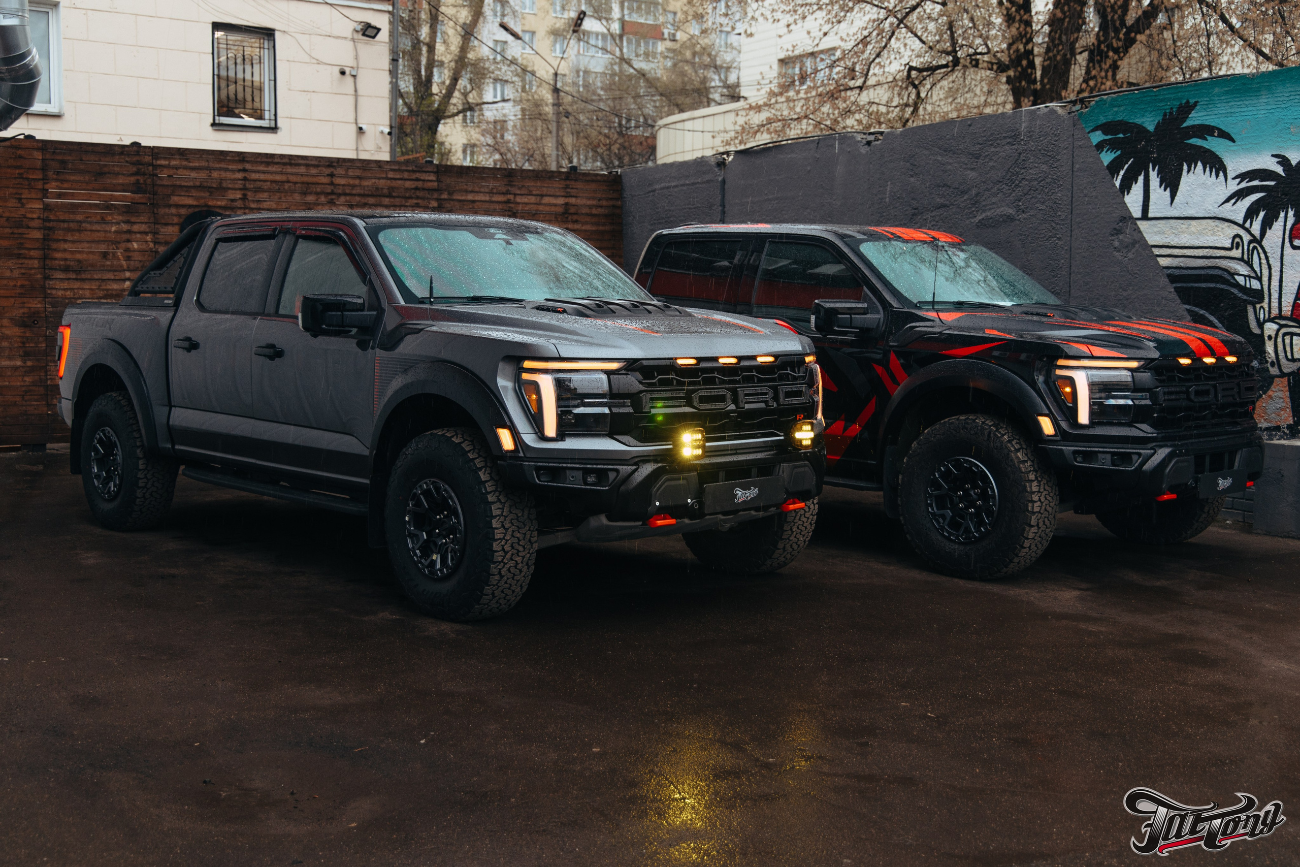 2x Ford Raptor R. DeLorein