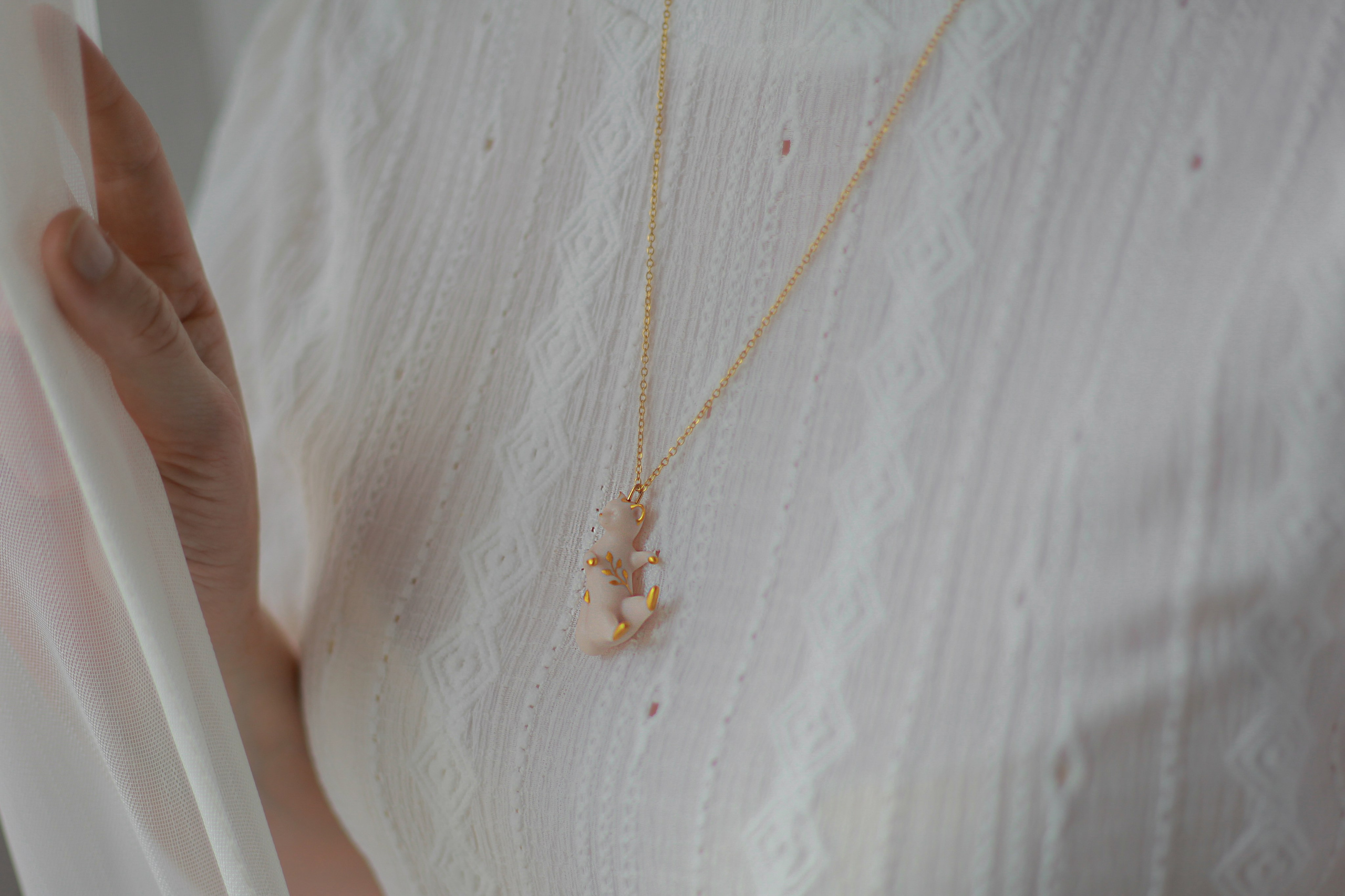 Кот бежевый с золотом 5 000 руб. Авторские Шарнирные куклы и украшения из фарфора Алексаны Лавринчук
