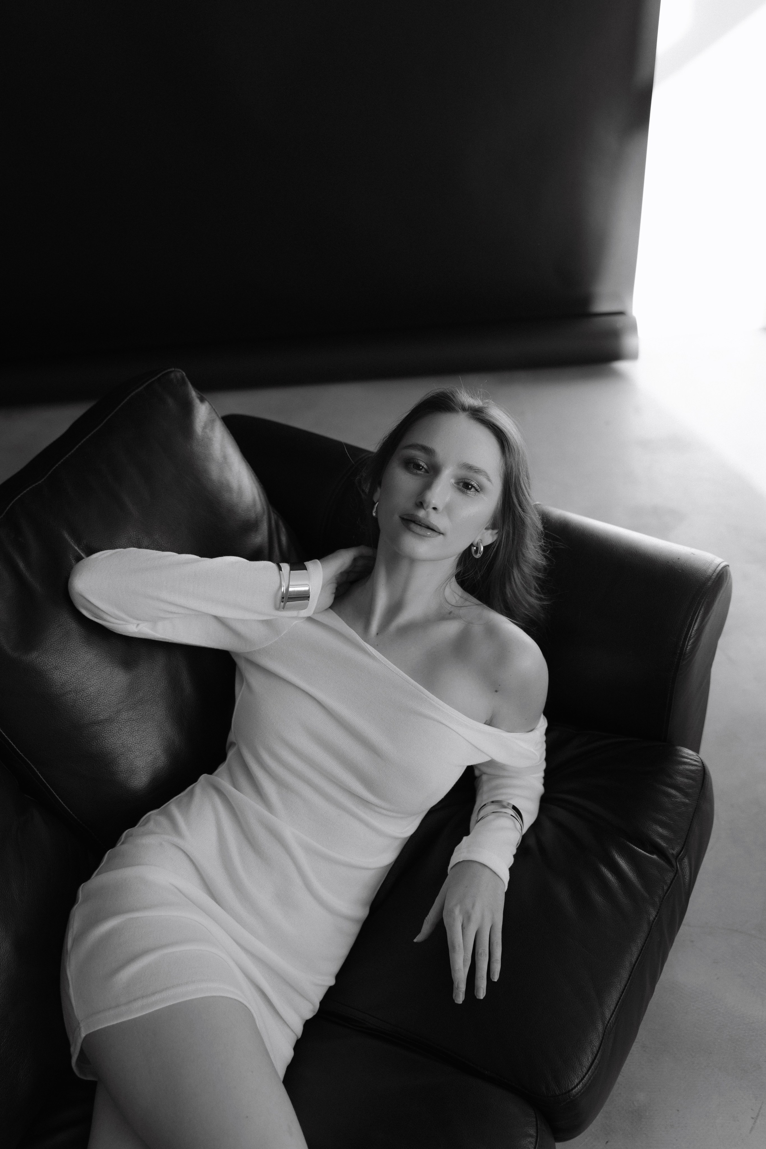 Женское фото на диване в фотостудии сверху