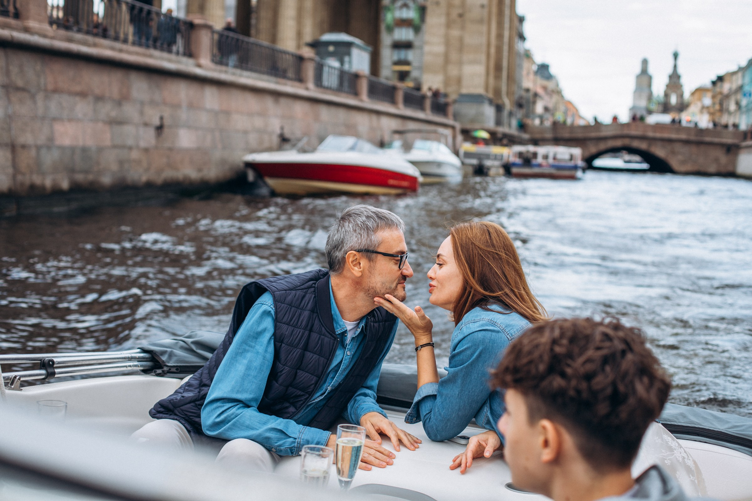 Анна с семьей в августе. Фотопрогулка в Петербурге. Индивидуальный и семейный фотограф в Санкт-Петербурге