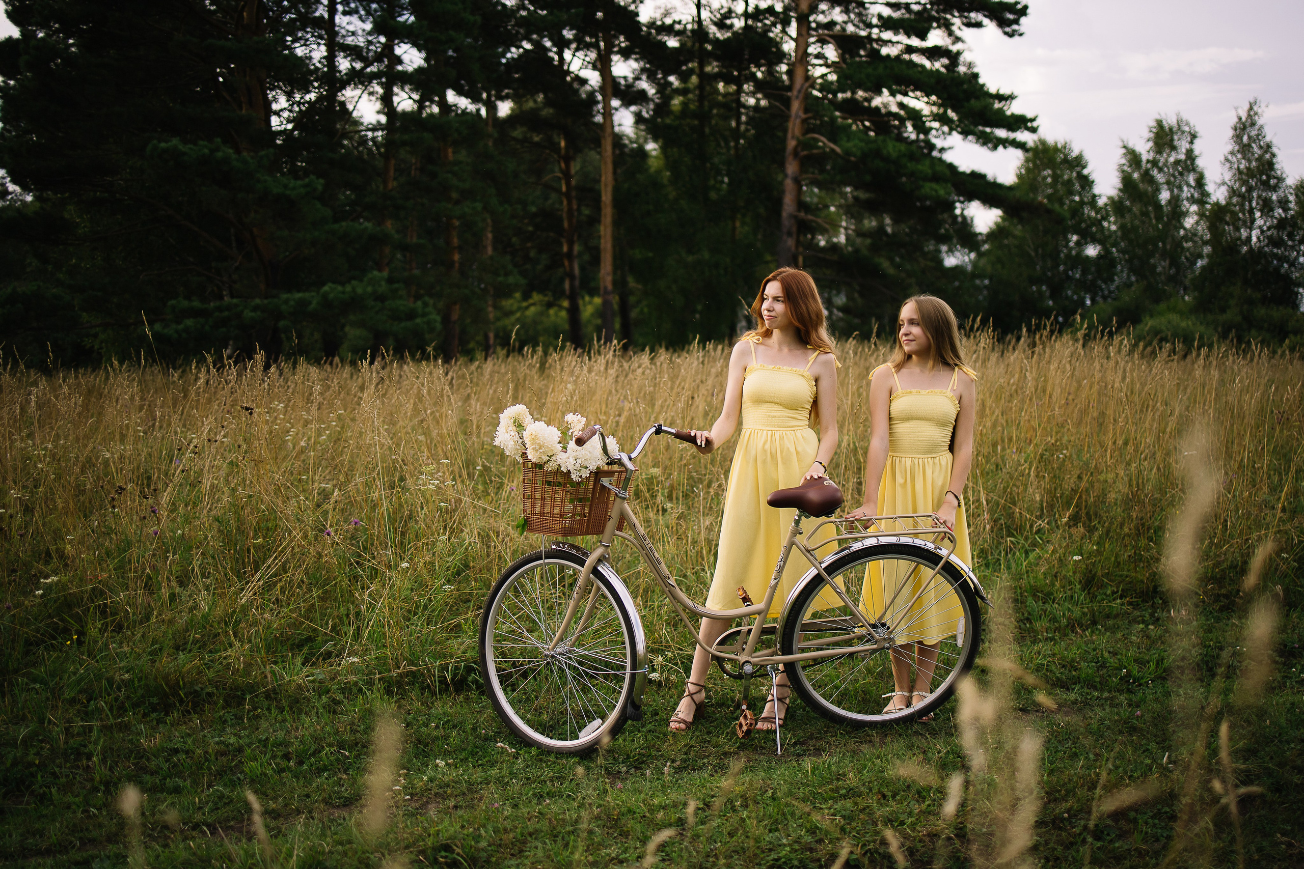 Фотосессия с сестрой загородом в поле. Семейный фотограф в Томске Максимова Екатерина