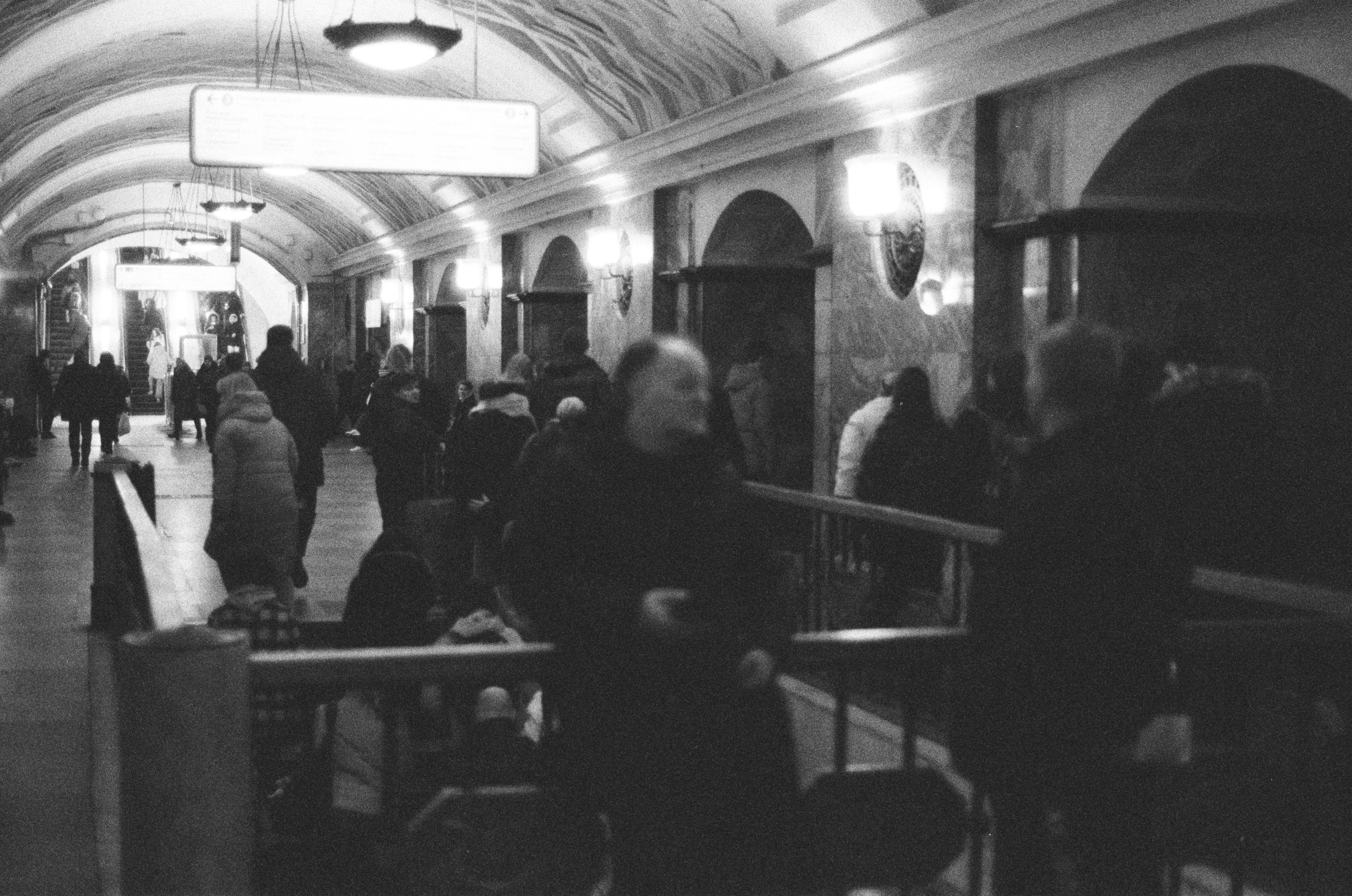 Фотосерия «Час пик»: динамика городской суеты в моменты транспортного и человеческого потока, игра света, тени и контраста в хронике городского движения. Фотограф: Ожерельев Лев