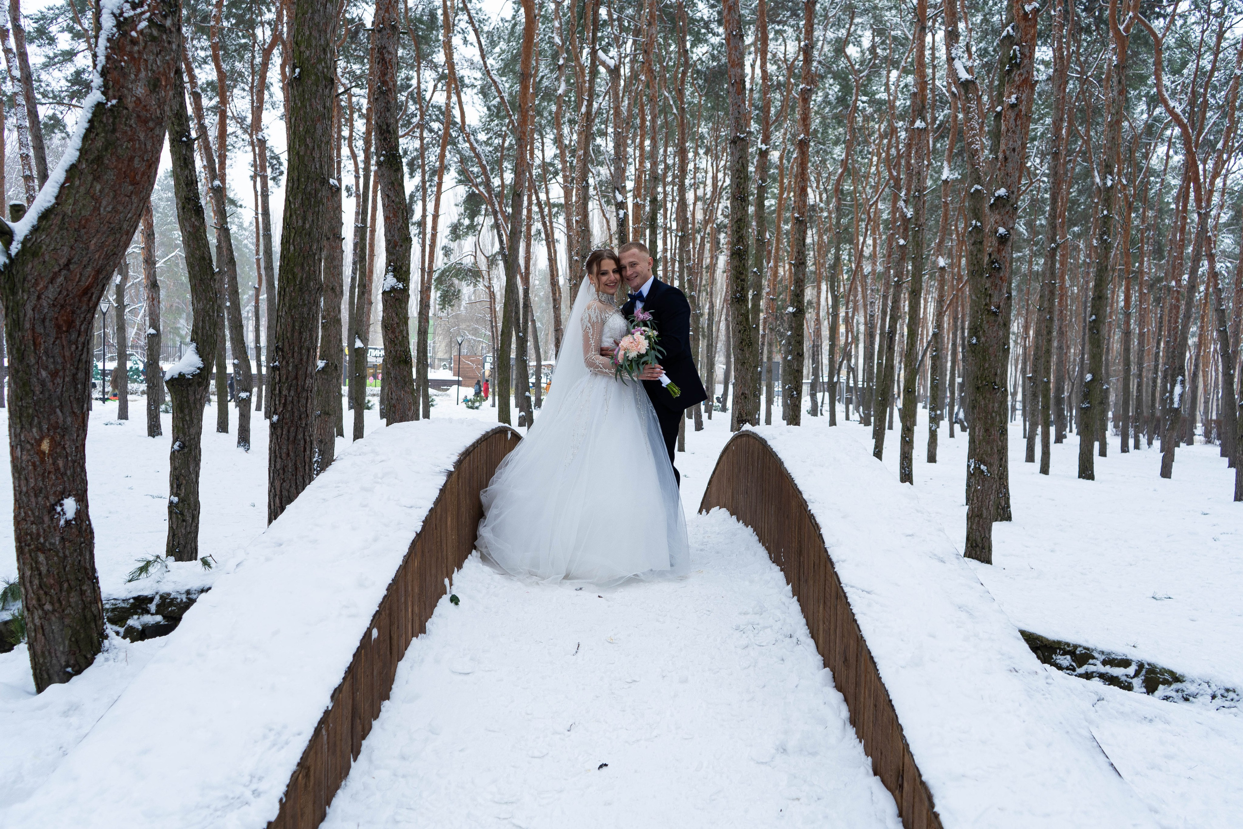 Белоснежная зимняя фотосессия жениха и невесты в Воронеже
