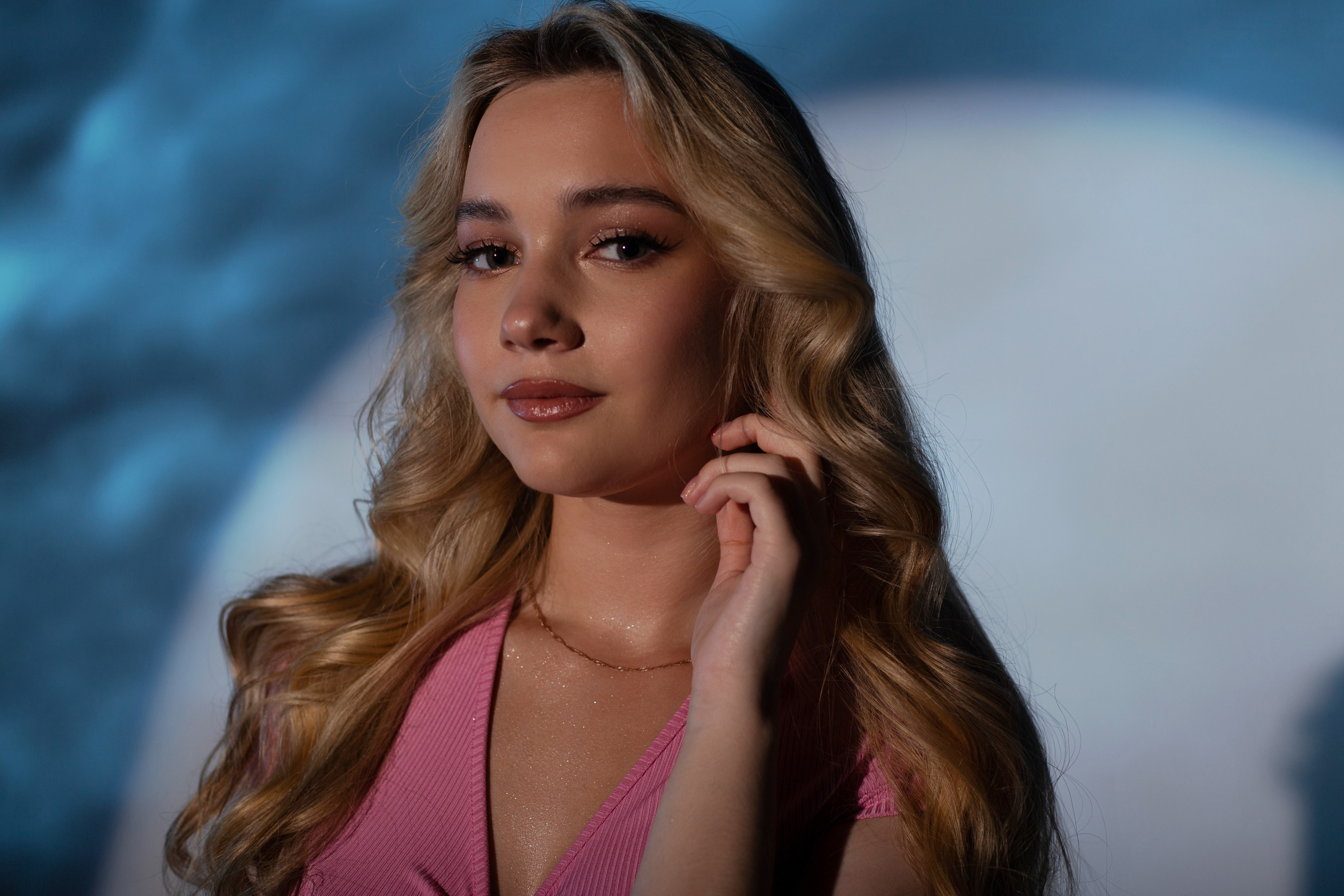 Лучи солнца в волосах, искорки счастья в глазах. Главная