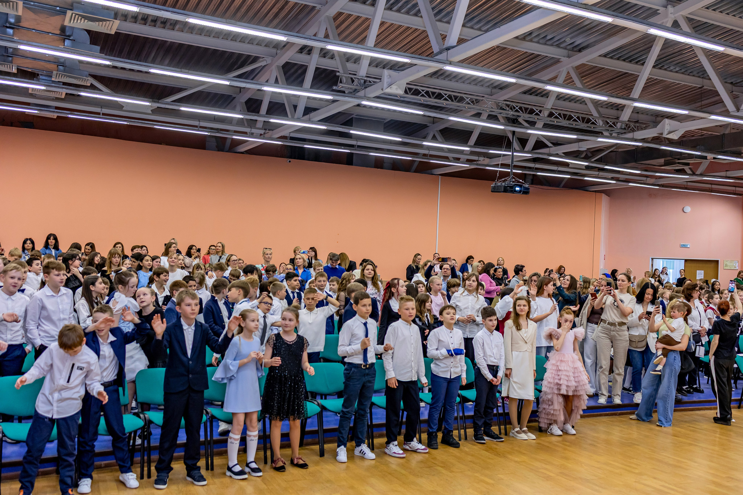 Выпускной праздник в начальной школе. Фотограф и видеограф Москва. Свадебный фотограф, видеограф. Выпускные альбомы. Оживающие альбомы