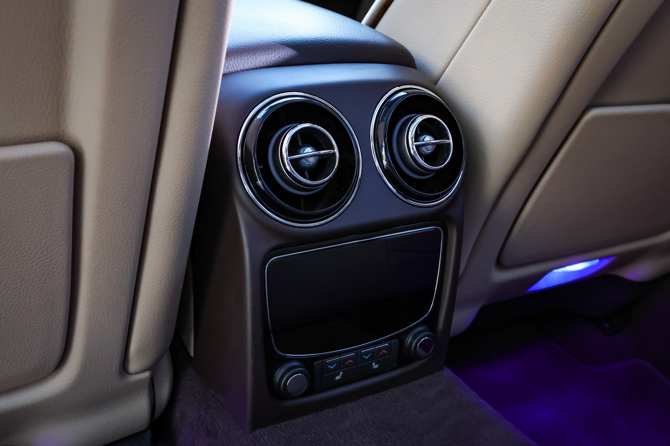 2017 JAGUAR XJ. Mixturecaptures