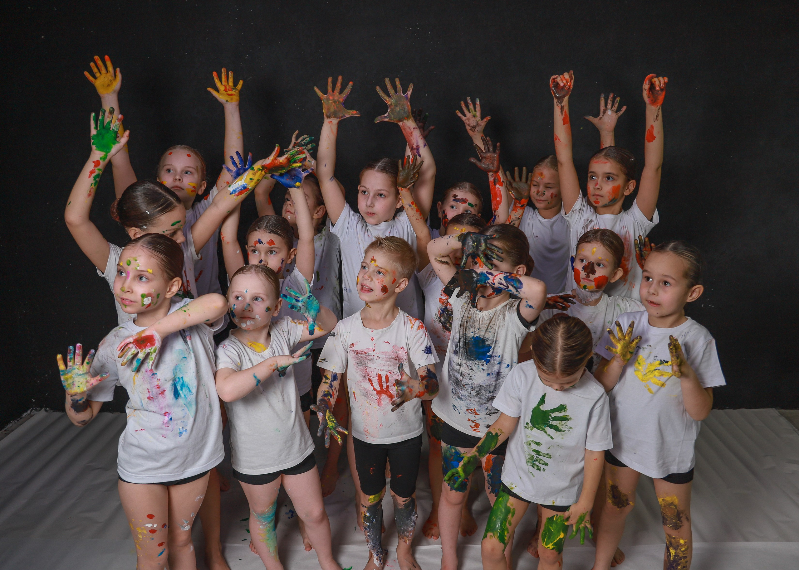 Младшие с красками. Фотограф Юлия Мальцева