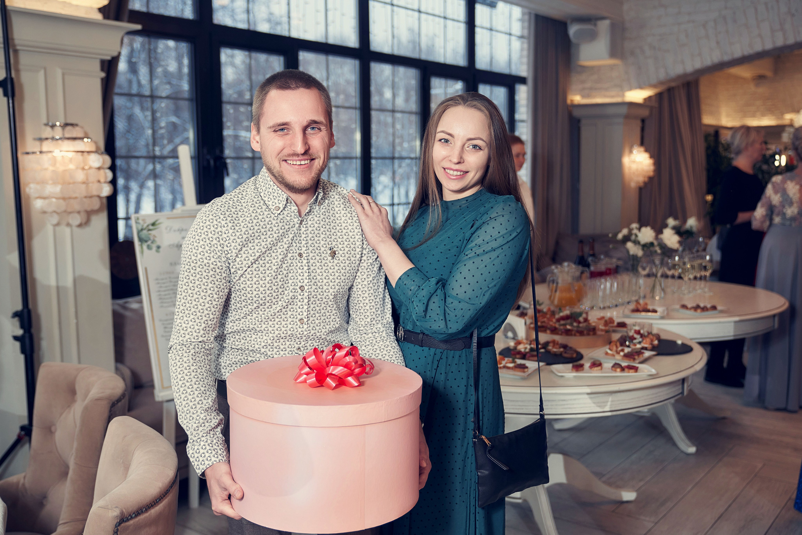 фото мужчины и женщины с подарочной коробкой на свадьбе