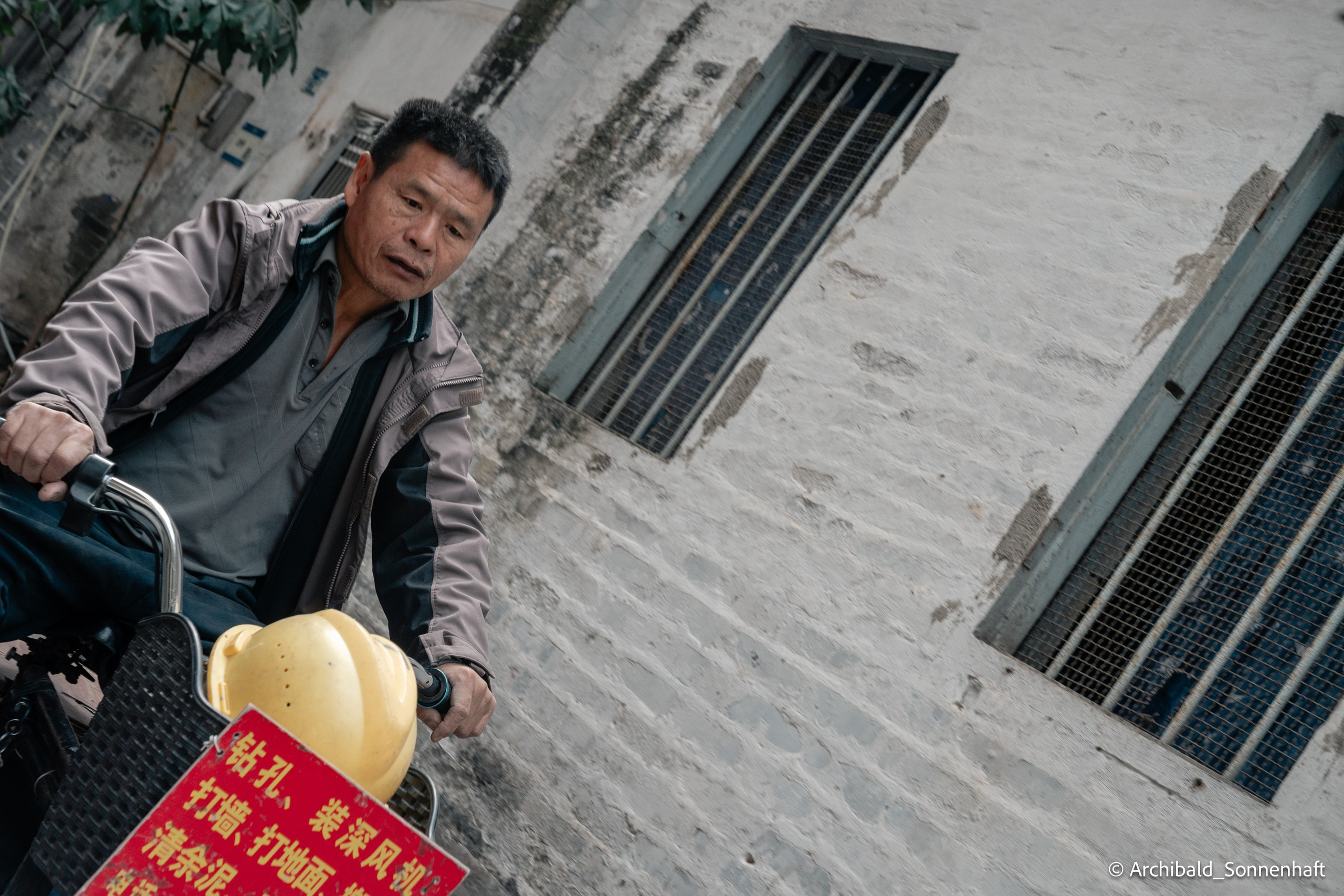 Walking in GZ, sunday. Photographer in Guangzhou, China. Archibald Sonnenhaft