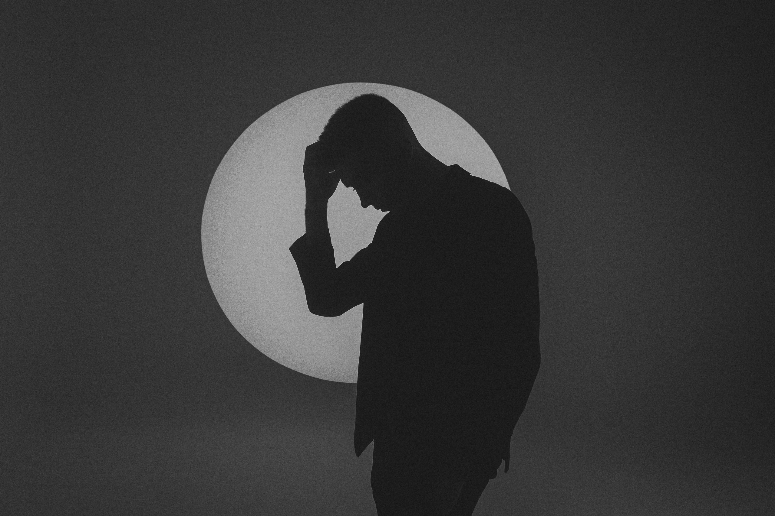 Фотосъемка ведущего в студии 12.7 (Анапа) – элегантный портрет на белом фоне  