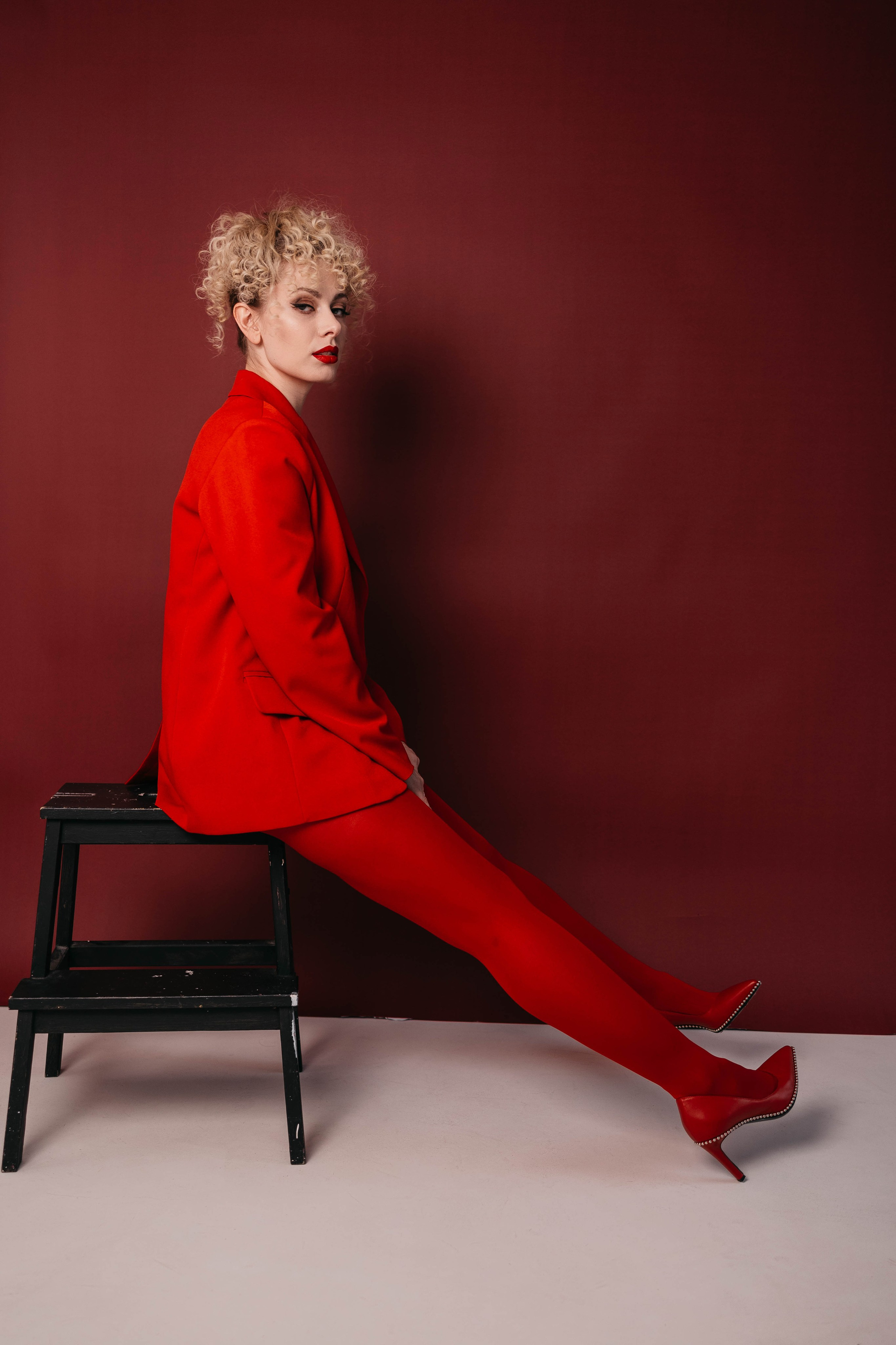 Ира в красном. Фотостудия Cute_photostudio в Твери. Фотограф в Твери Лагодная Яна