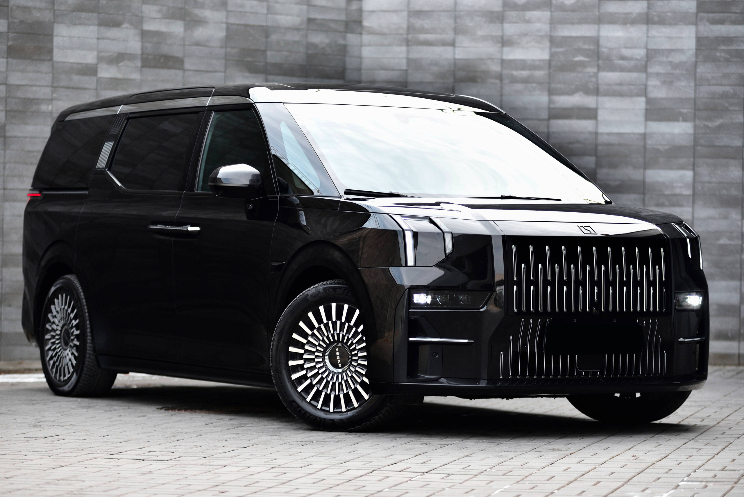 Zeekr 009. Автомобильный и интерьерный фотограф в Минске Александр Тагаев