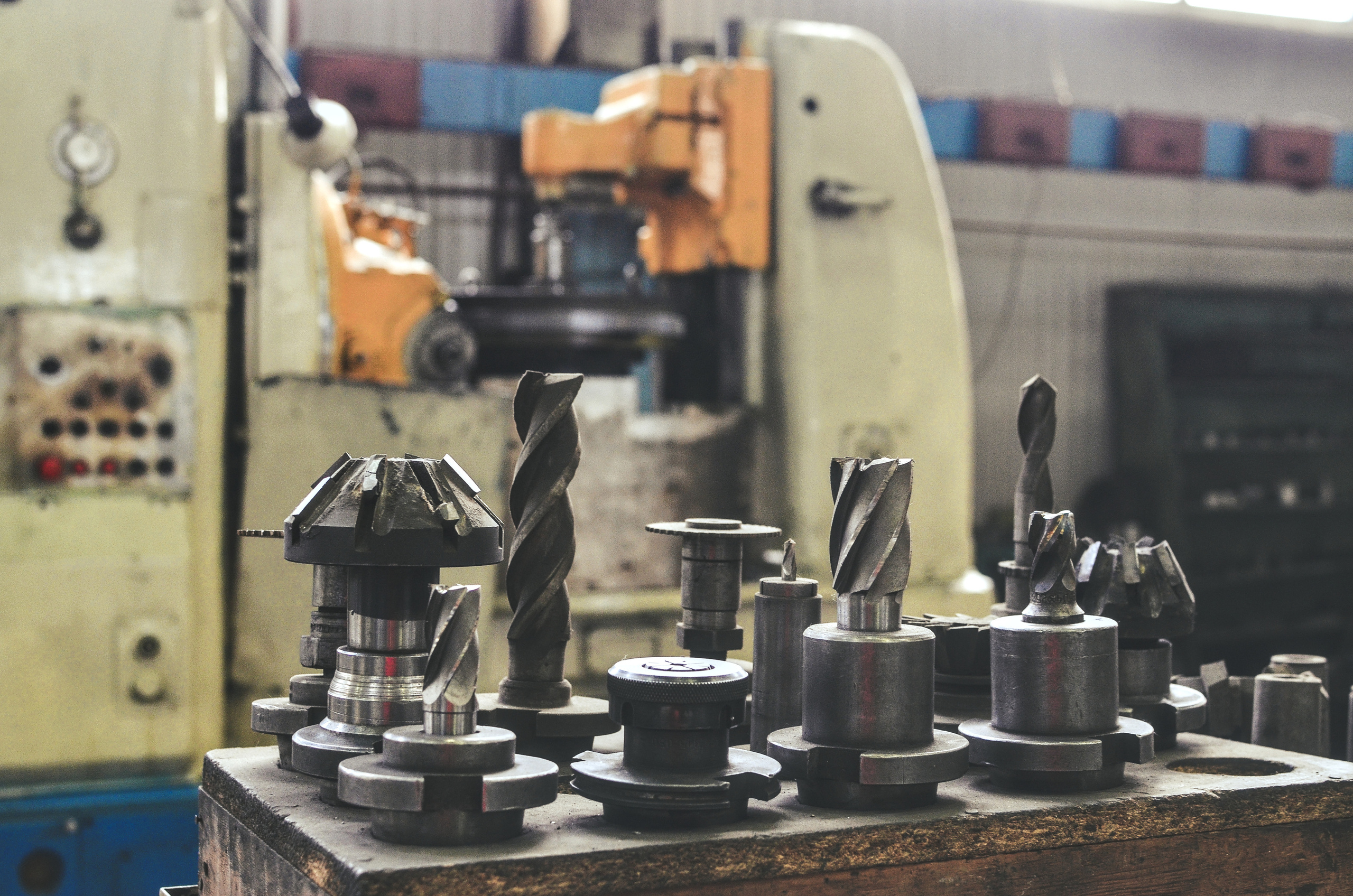 Токарные Инструменты на фоне станка Промышленное фото