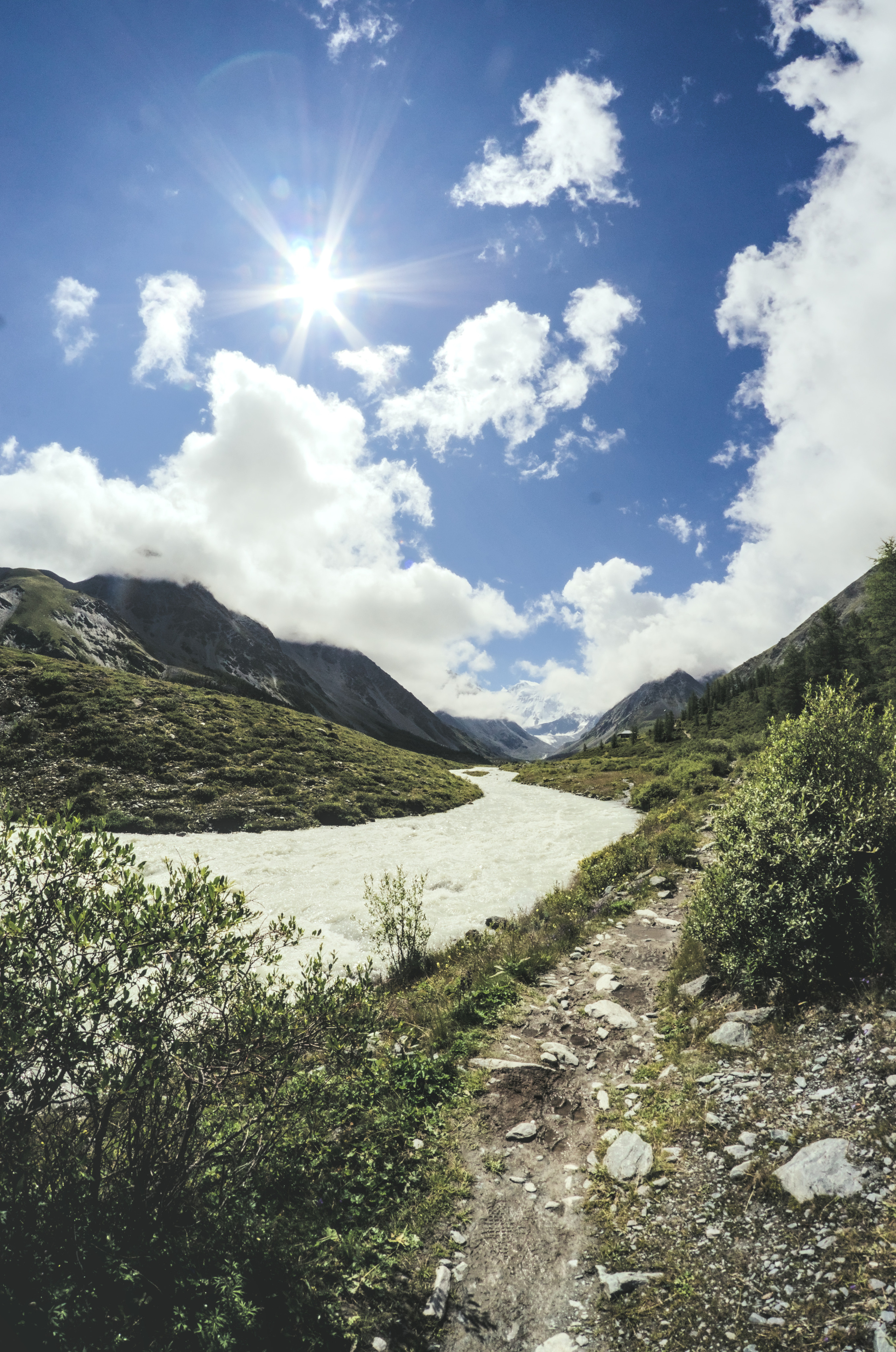 Тропа и река на фоне неба