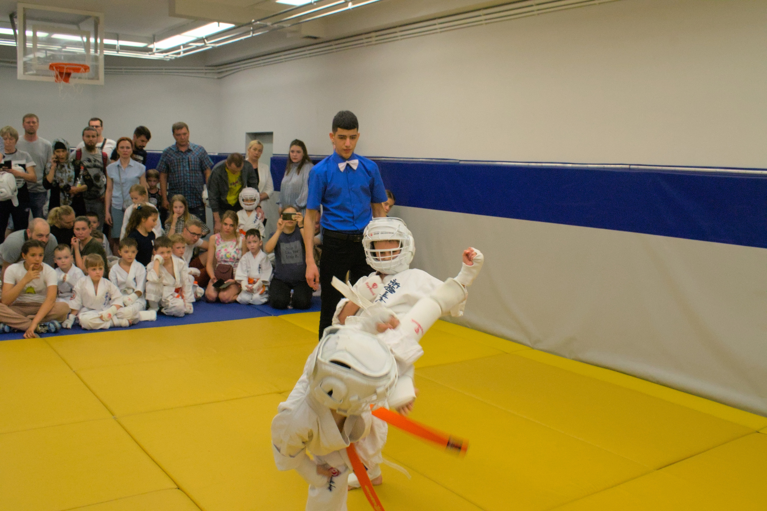 Бой детей карате удар ногой Спортивные фото Репортажная