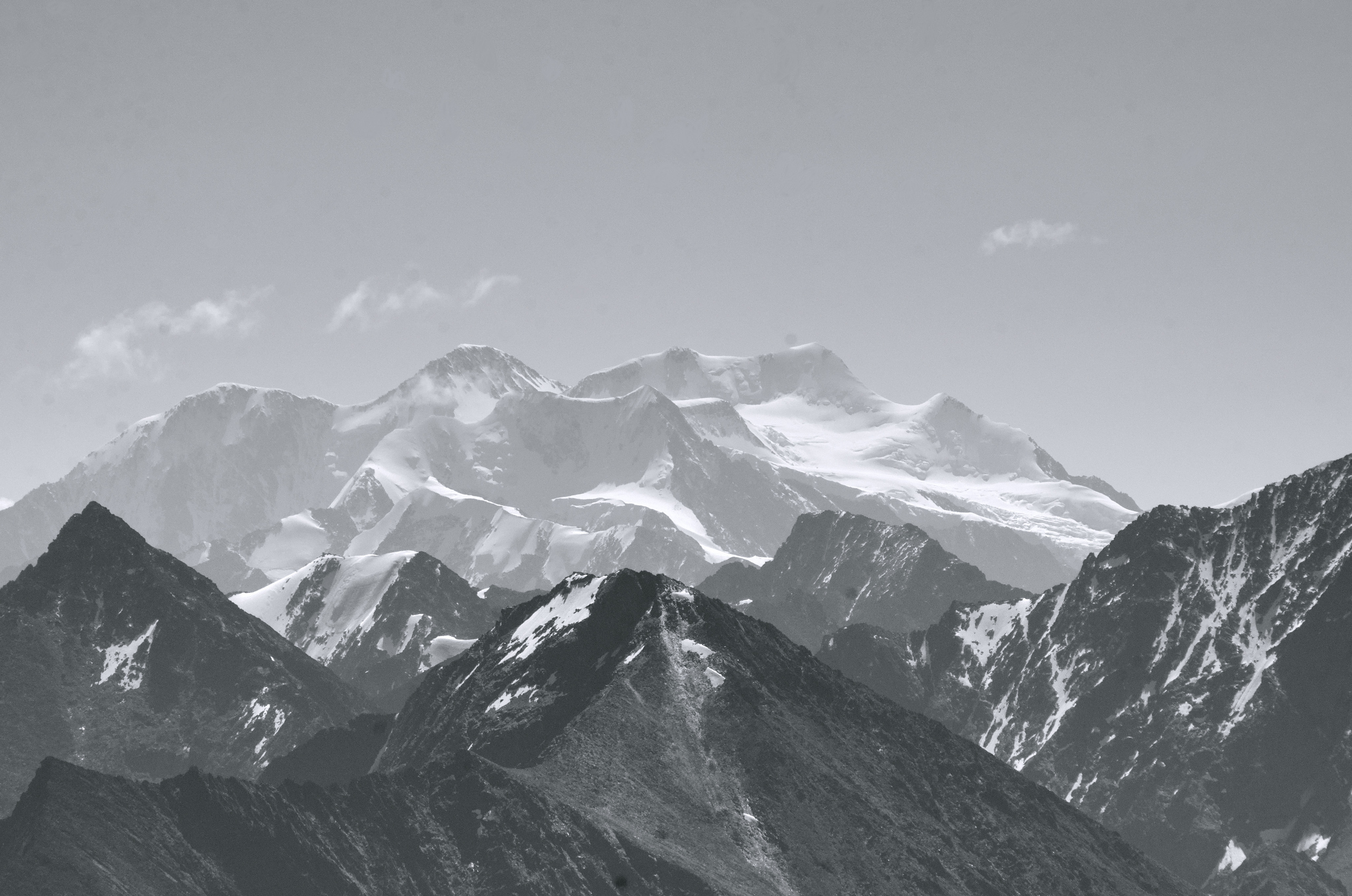 Гора белуха черно белое фото