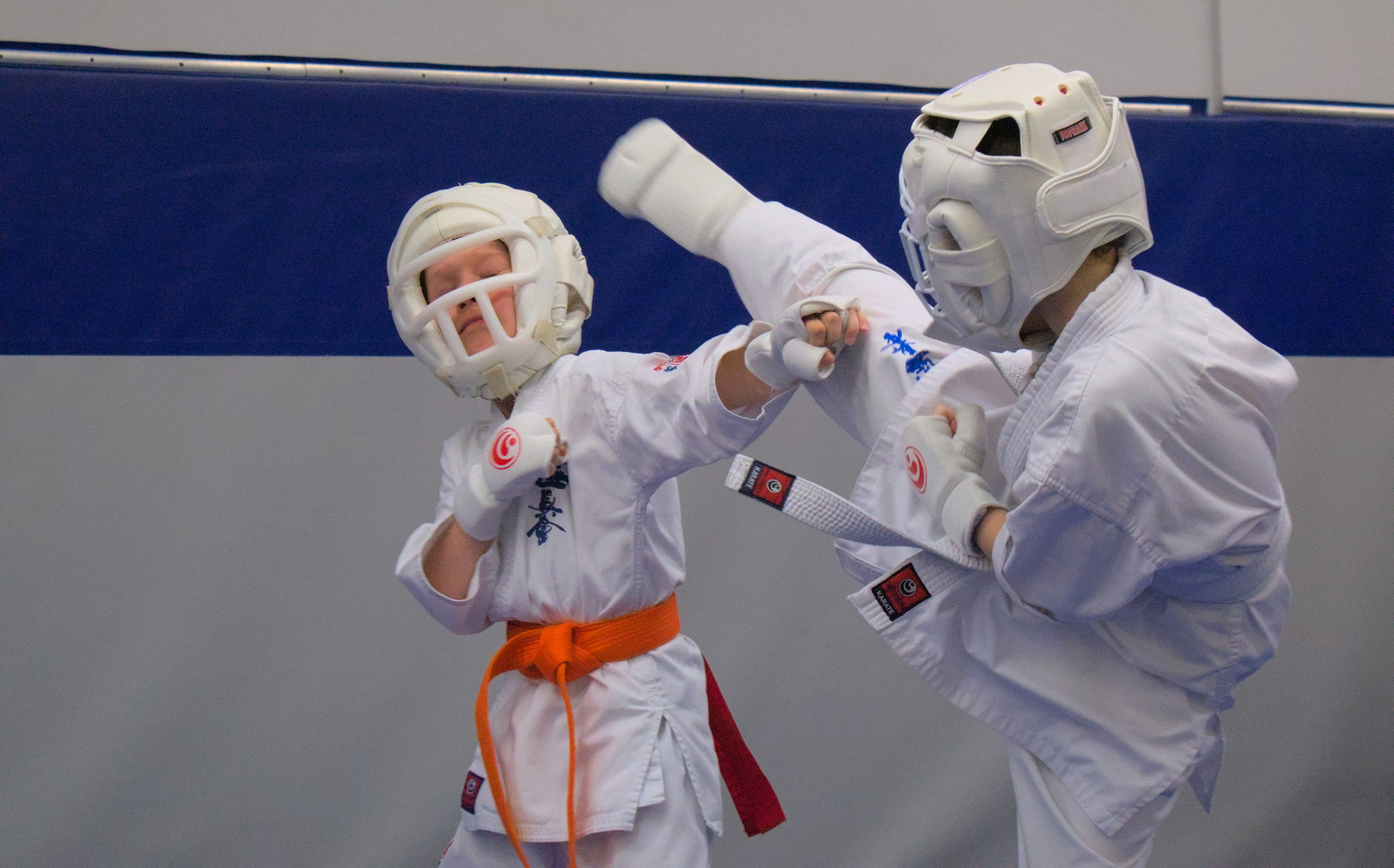 Репортажная Спортивные фото Бой детей карате удар ногой киокусинкай, киокушинкай