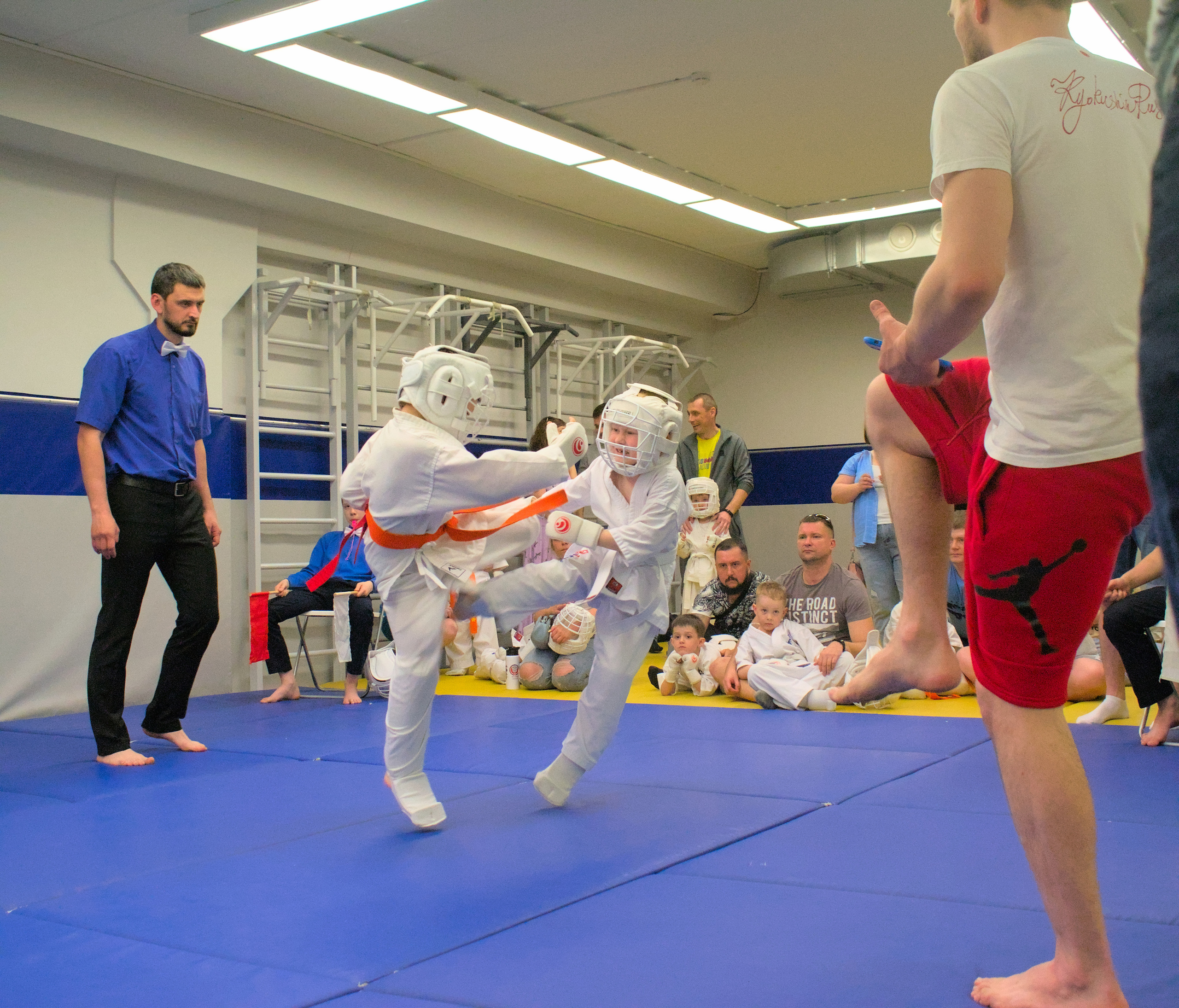 Спортивные фото Бой детей карате удар ногой киокусинкай, киокушинкай