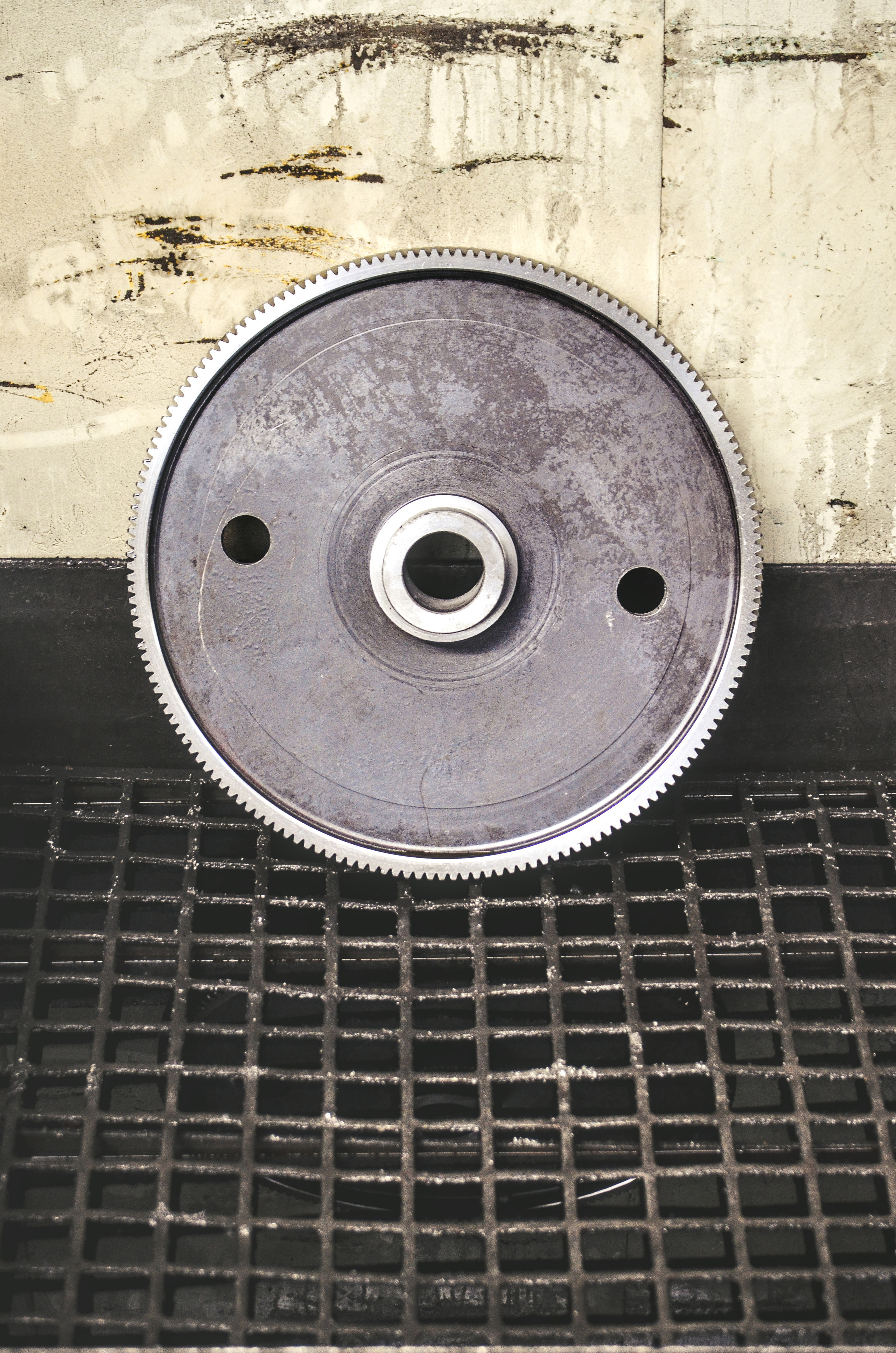 На этой фотографии изображены различные станки и детали, используемые в машиностроении. В центре внимания находятся сложные механизмы и компоненты, которые применяются для производства различных изделий. Станки, представленные на фотографии, демонстрируют высокий уровень автоматизации и точности, что является ключевым фактором в современном промышленном производстве