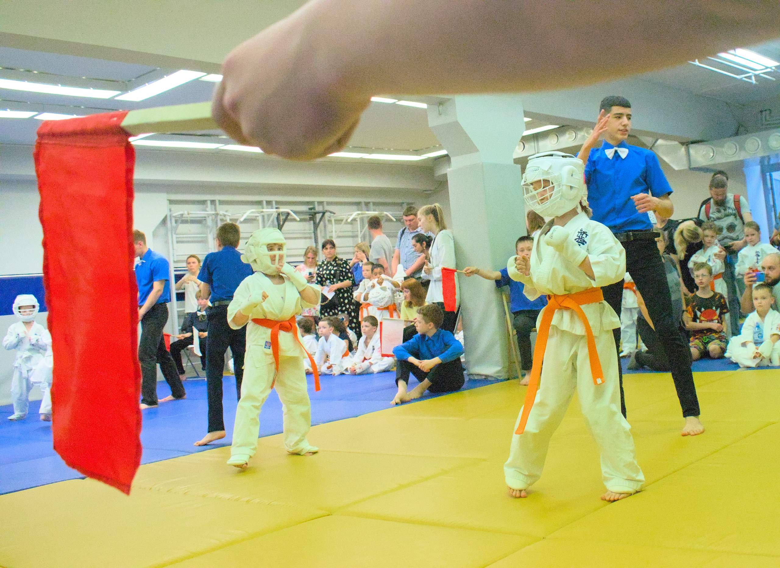 Репортажная Спортивные фото Бой детей карате судейский флажок