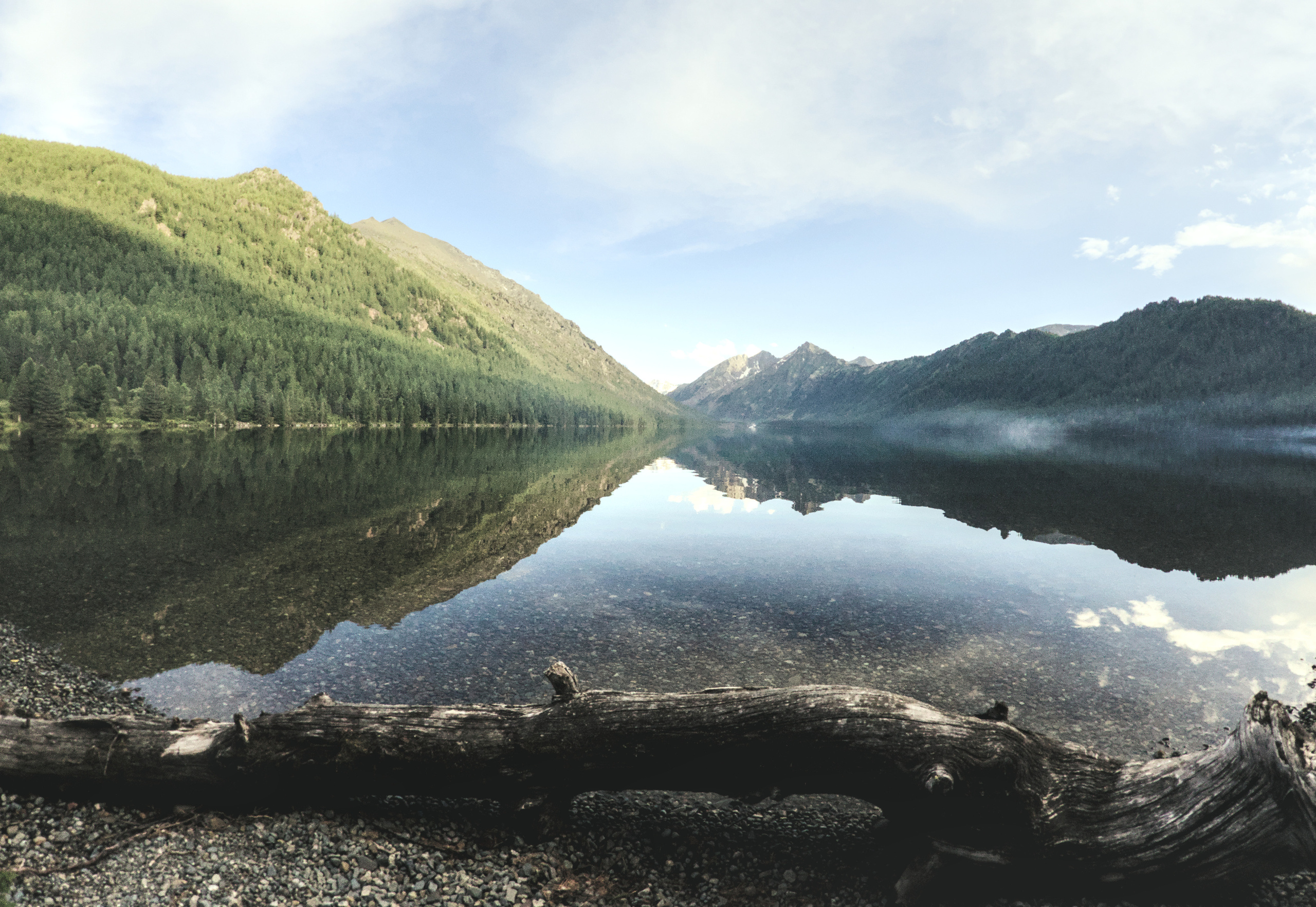 Алтайское озеро с отражением