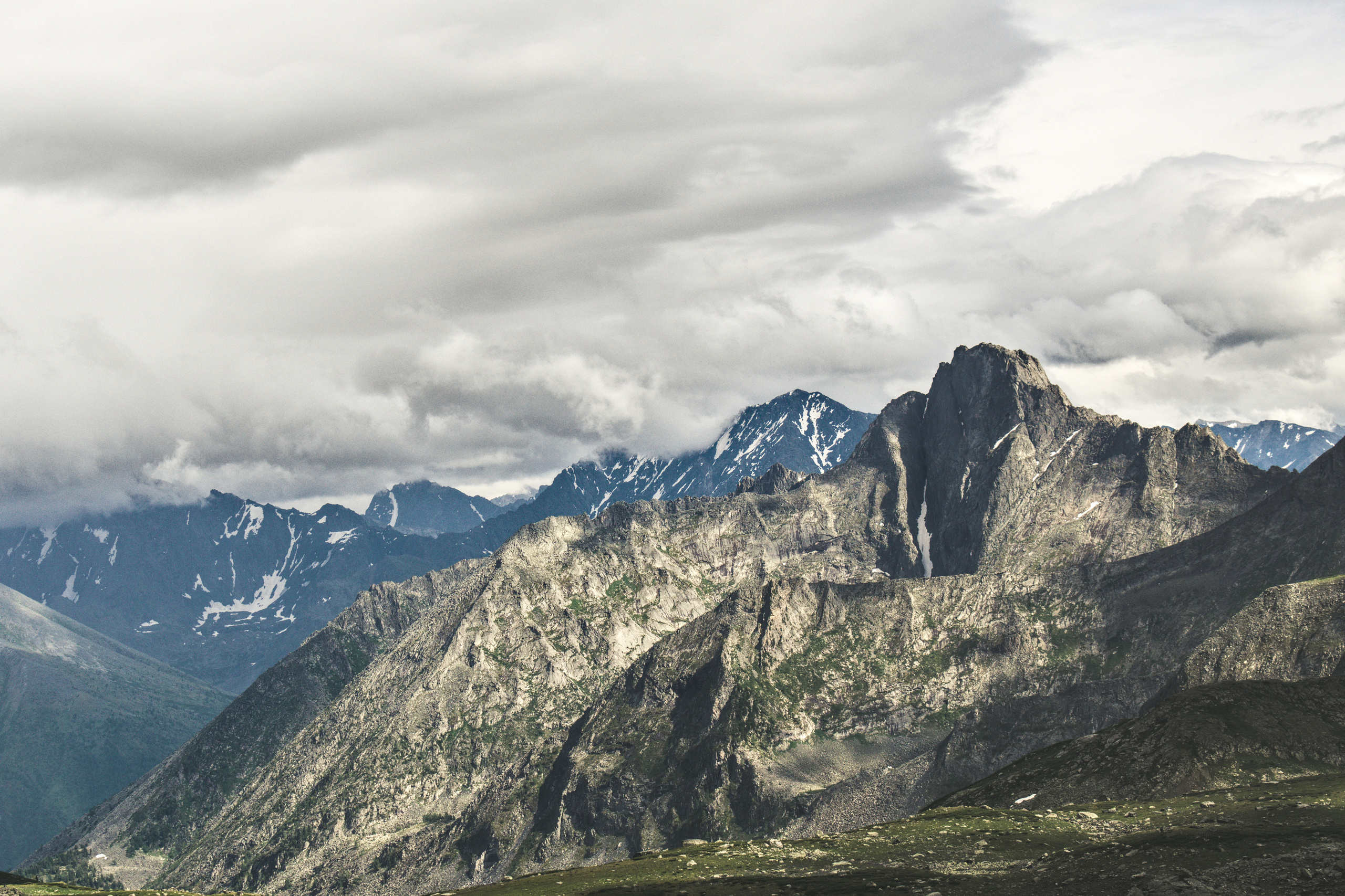 Стена гор на фоне обланого неба фото Алтай