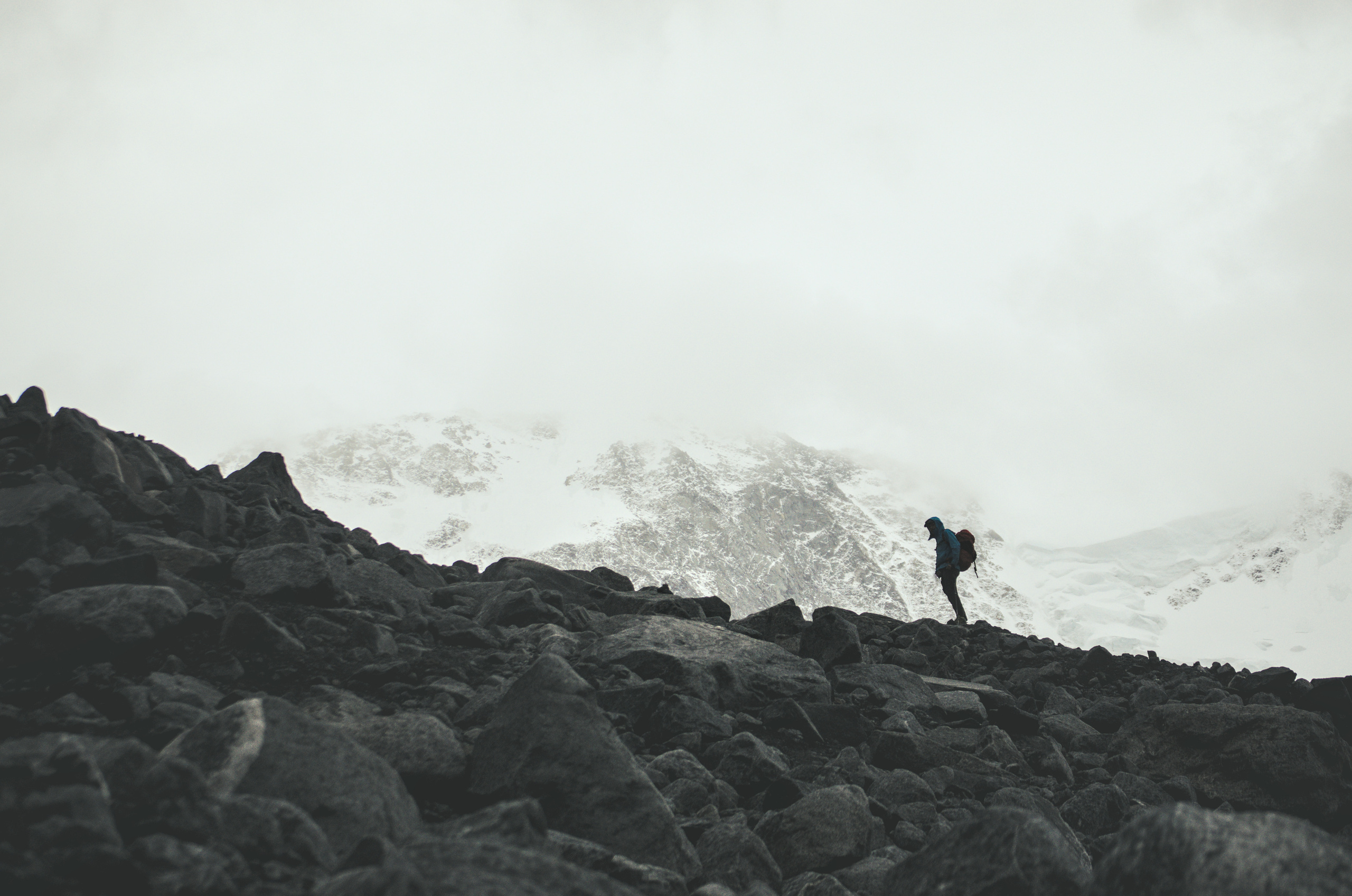 Человек на фоне гор черно белое фото