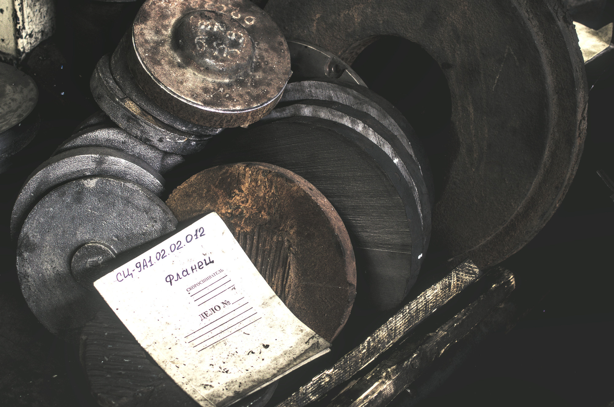 Производство индустриальная фотография Новосибирск чертежи на заготовках в цехе Промышленное фото