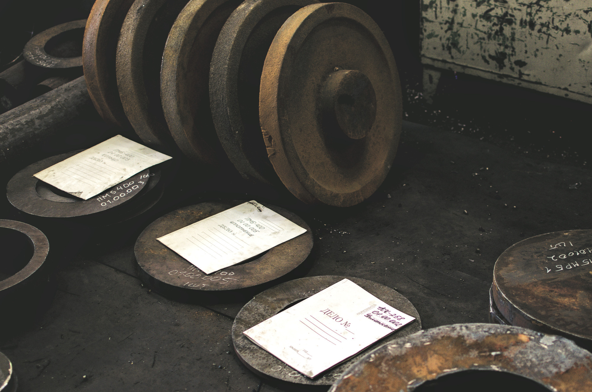 Производство индустриальная фотография Новосибирск чертежи на заготовках в цехе Промышленное фото