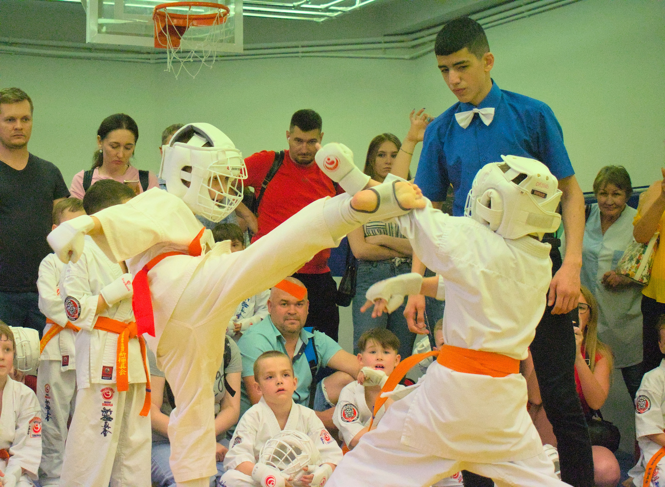 Бой детей карате удар ногой киокусинкай, киокушинкай Спортивные фото