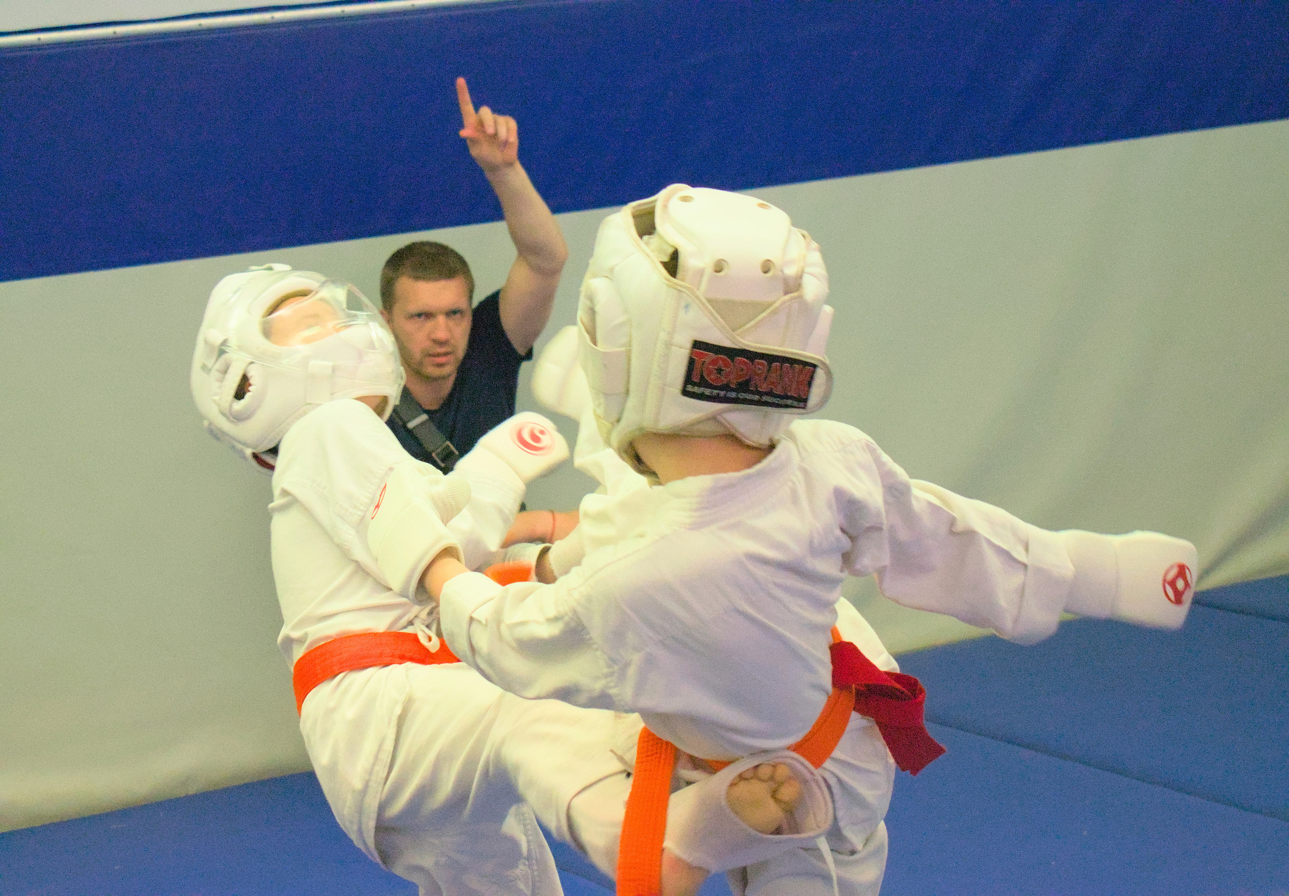 Спортивные фото Бой детей карате удар ногой киокусинкай, киокушинкай