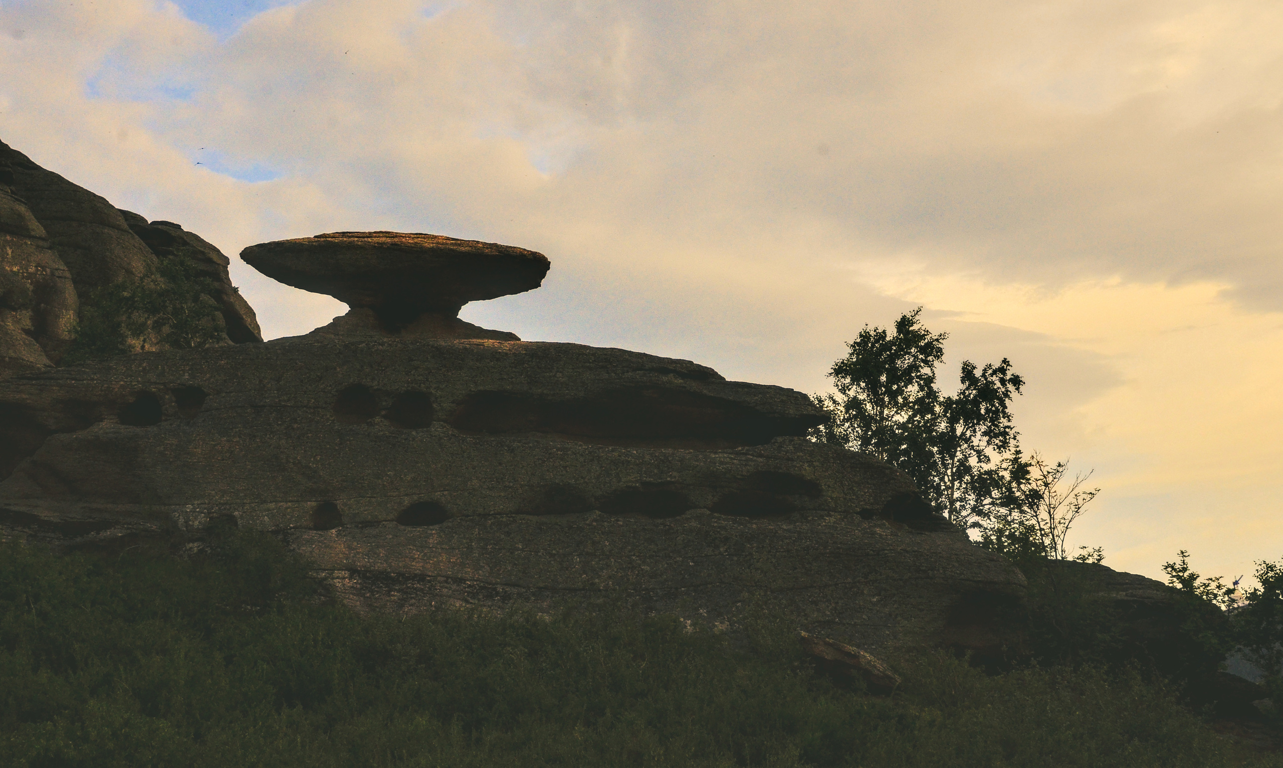 Алтай скальный выступ в форме нло
