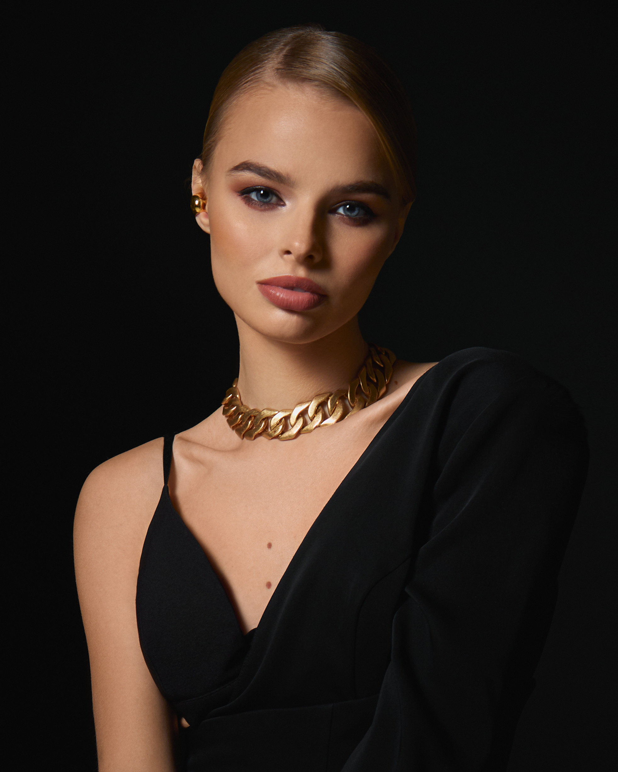 Black. Maria Poleshchuk, commercial photographer in Sydney