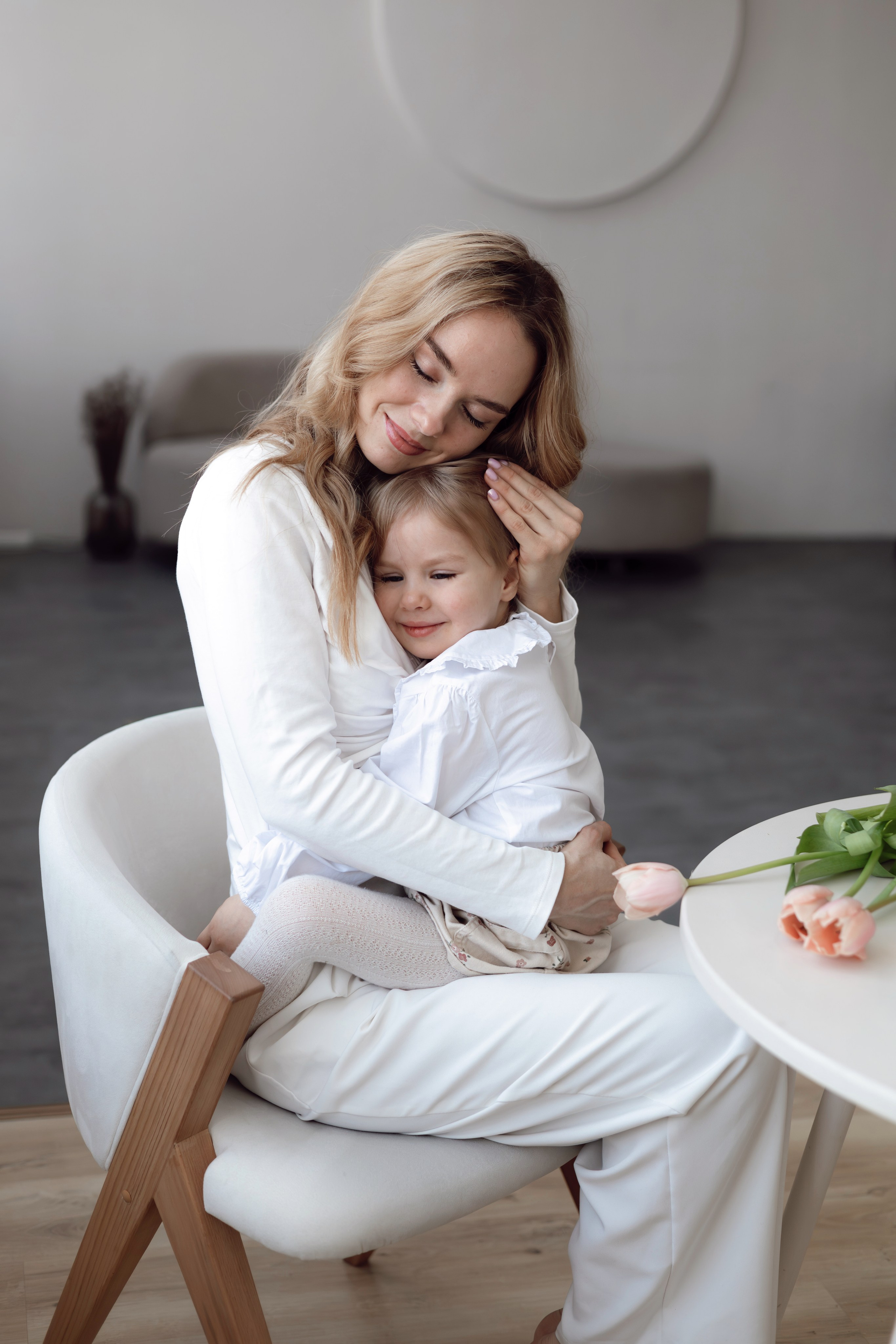 Весенняя фотосессия мамы и дочки в студии Френды. Интерьерный, предметный и контент фотограф в Иркутске Наталья Карпова