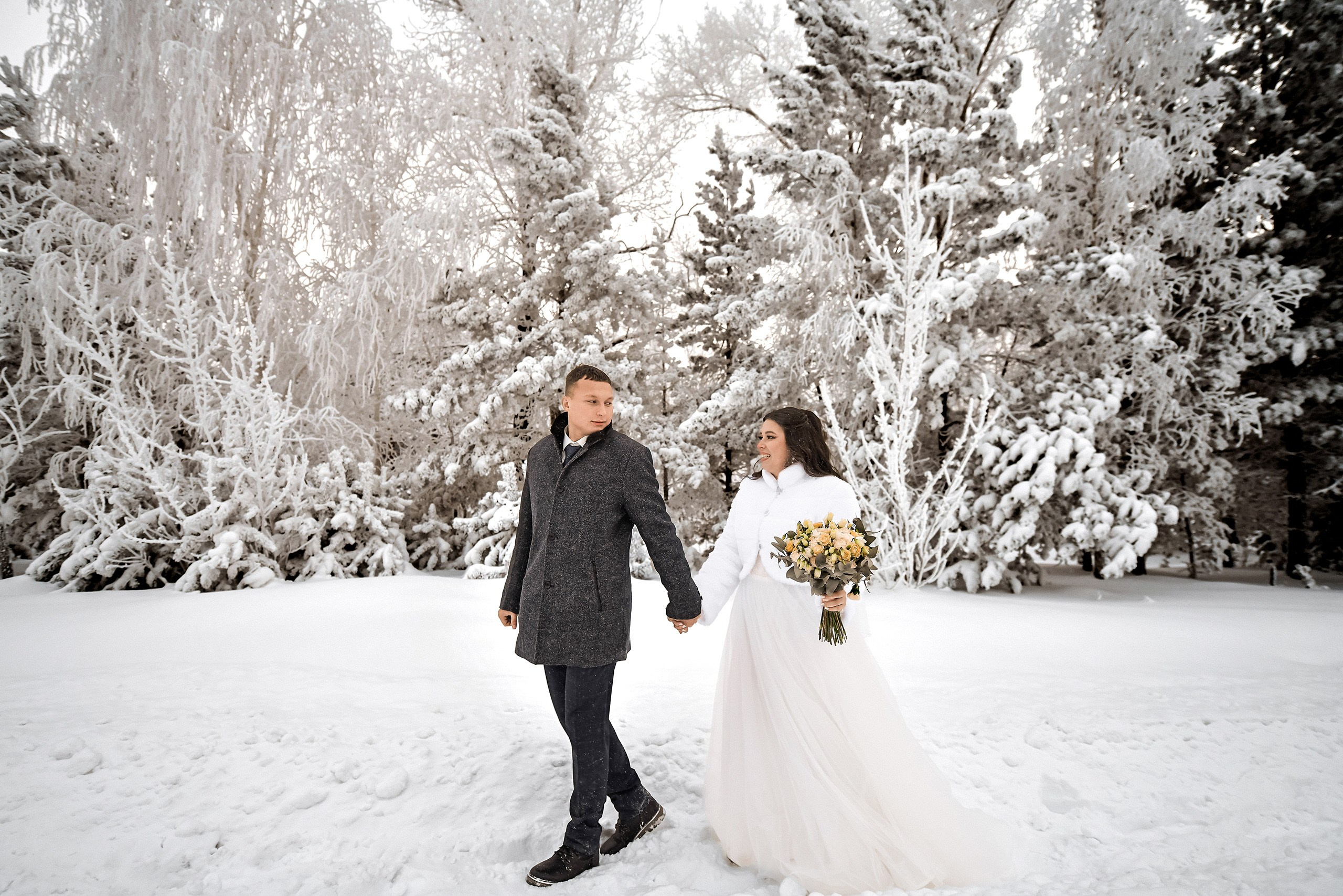 Зимняя свадьба: фотосессия невесты и жениха в студии и на улице. 📸 Свадебный и семейный фотограф в Красноярске Тихомиров Евгений | 17 лет опыта | 800+ свадеб