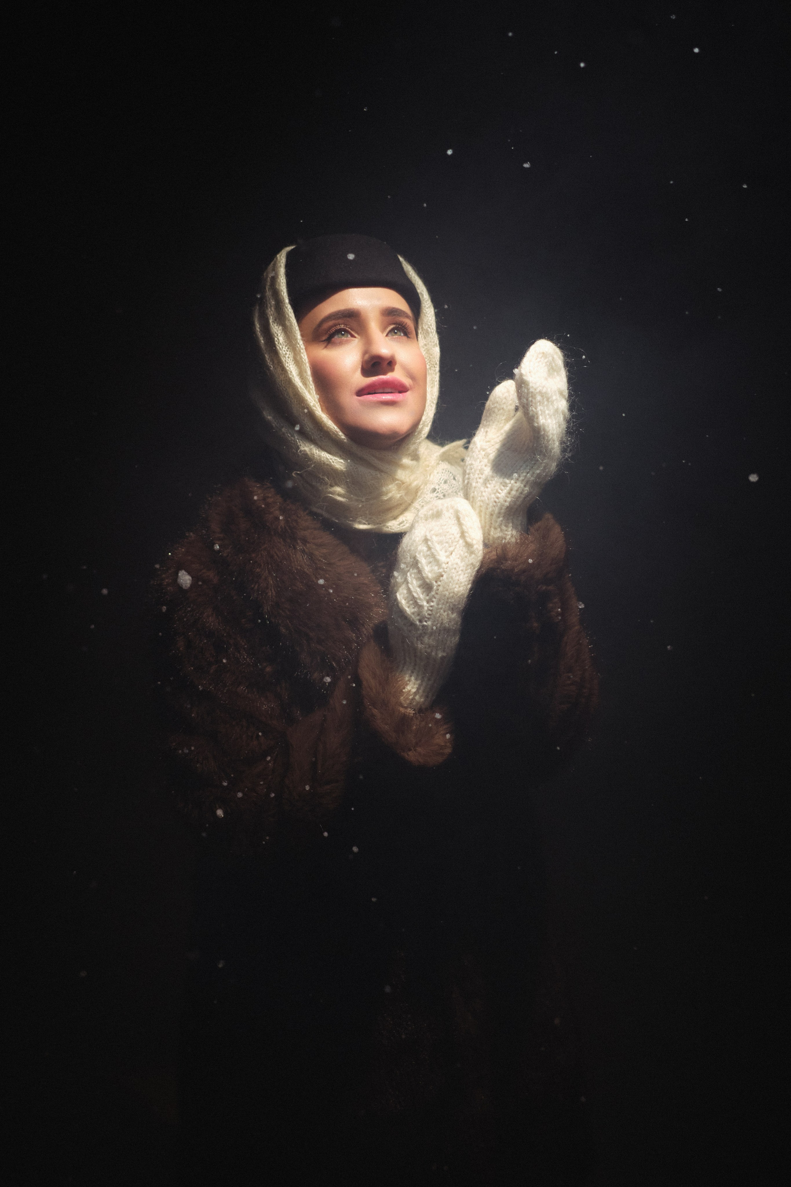 девушка женский портрет фотограф юлия фролова циклорама импульсный свет  постоянный свет азия азиатка  ростов модель обучение фотографии воркшоп по фотографии дым пуховый платок варежки зима новый год